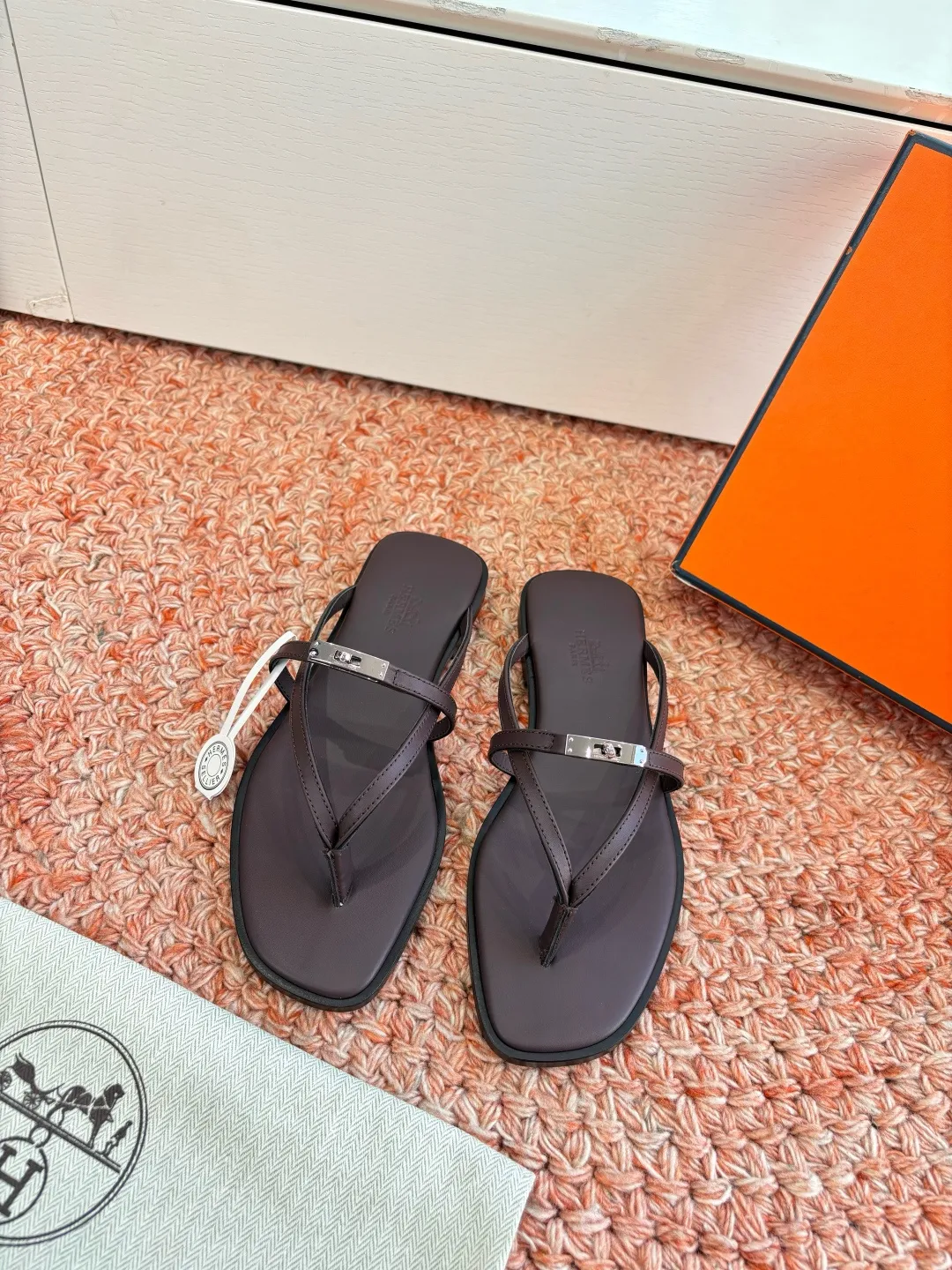出厂价290💰G203所见即所得HERMES爱马仕男士拖鞋凉鞋 2026最新款人字扣夹脚二舅拖鞋真皮注塑鞋底经典款踩云脚感,光脚或者搭配个袜子穿,都时髦的不行哦超可爱 夏天真的太需要百搭拖鞋了,怎么搭配都好看,随意且高级的感觉舒适度也很棒,搭配各种彩色袜子,潮爆了 超好看百搭🔥 鞋面:进口牛皮 内里:牛皮 大底:真皮中底组合鞋底 码数:35~41(40.41定制不退不换)