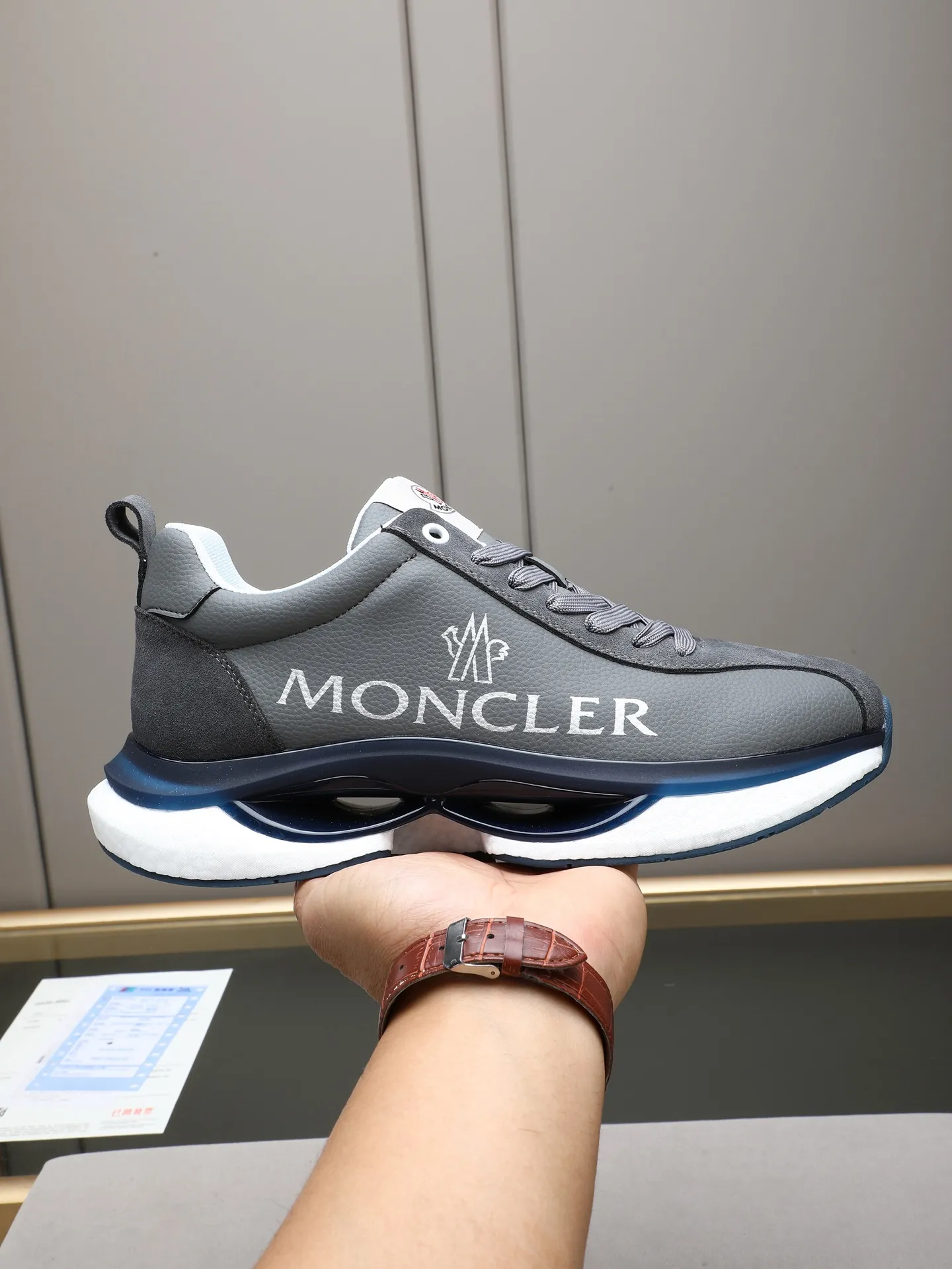 PP220 Moncler/蒙口男士休闲运动鞋,具有舒适防滑性能,采用牛皮➕➕透气网里!兼备创新、功能性与图形细节于一体,诠释潮流时尚。大底高弹橡胶发泡组合成型,具有高弹性高耐磨性,提高舒适性!Size:38-44(45定制)