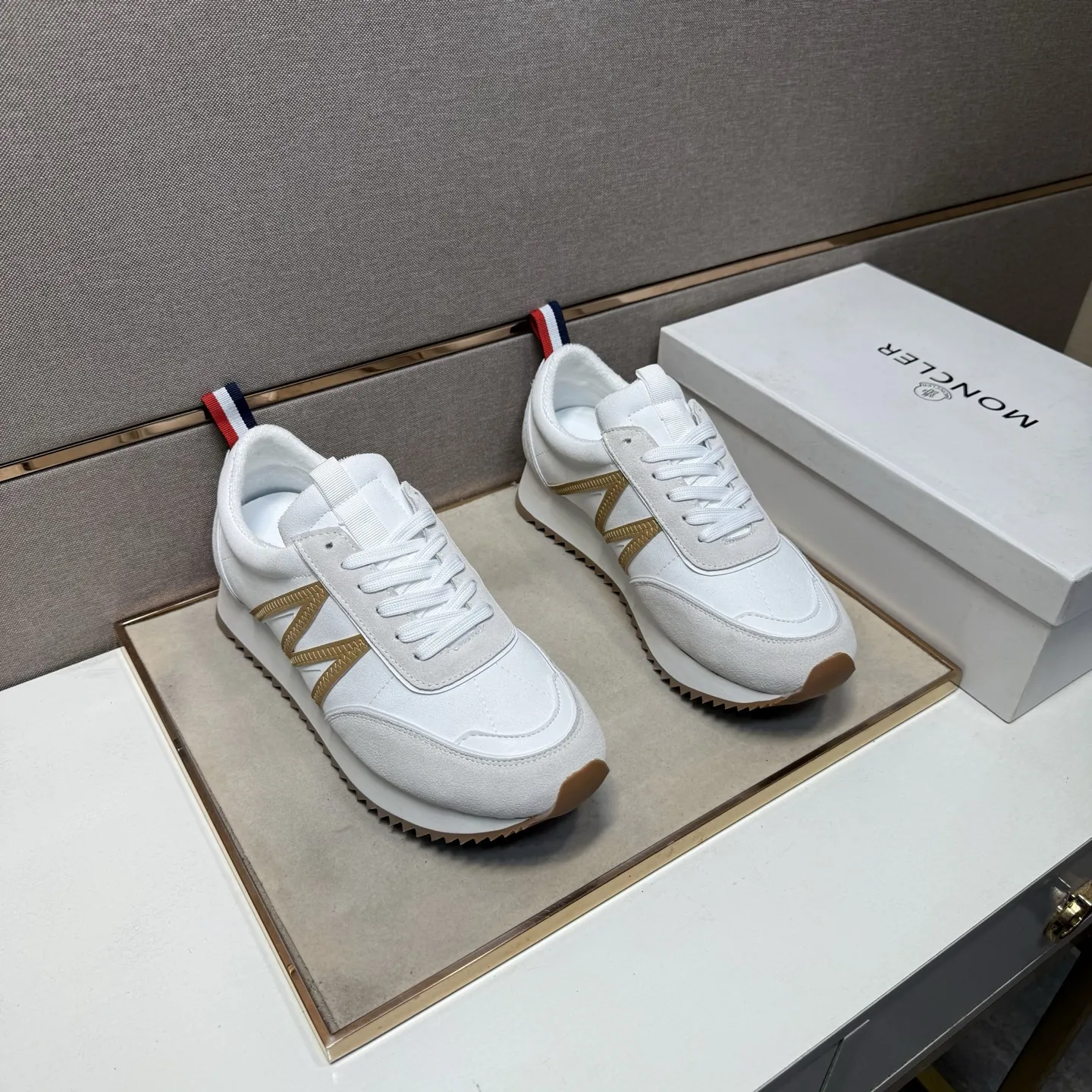 ⬛️出厂价p210【蒙口~】情侣装休闲鞋 2025z柜同步发售 🔶码数:38-44#️⃣ 🔷2个颜色🔜鞋面选用多材质拼接➕网布内里,舒适透气,鞋底:原版舒适耐磨大底,⚠️实物📱拍摄🎬实物更赞📢📢📢