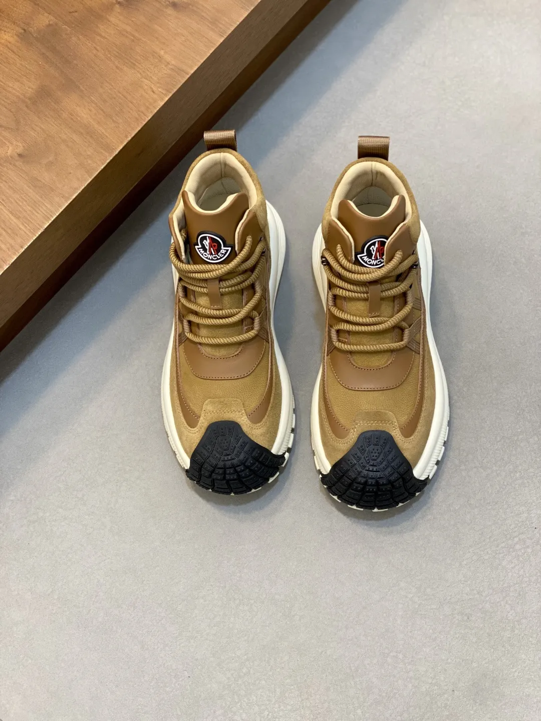 💰410 Moncler蒙口 男鞋运动鞋,进口透气网面、氯丁橡胶 各种材质拼接打造，鞋面采用鞋带和橡胶嵌件设计，后跟Moncler标志，大底采用TPU+橡胶+高弹橡胶发泡组合成型，具有高弹性高耐磨性，提高舒适性，无论是鞋面还是颜色设计都值得入手！Size：39-44（38 45定做）