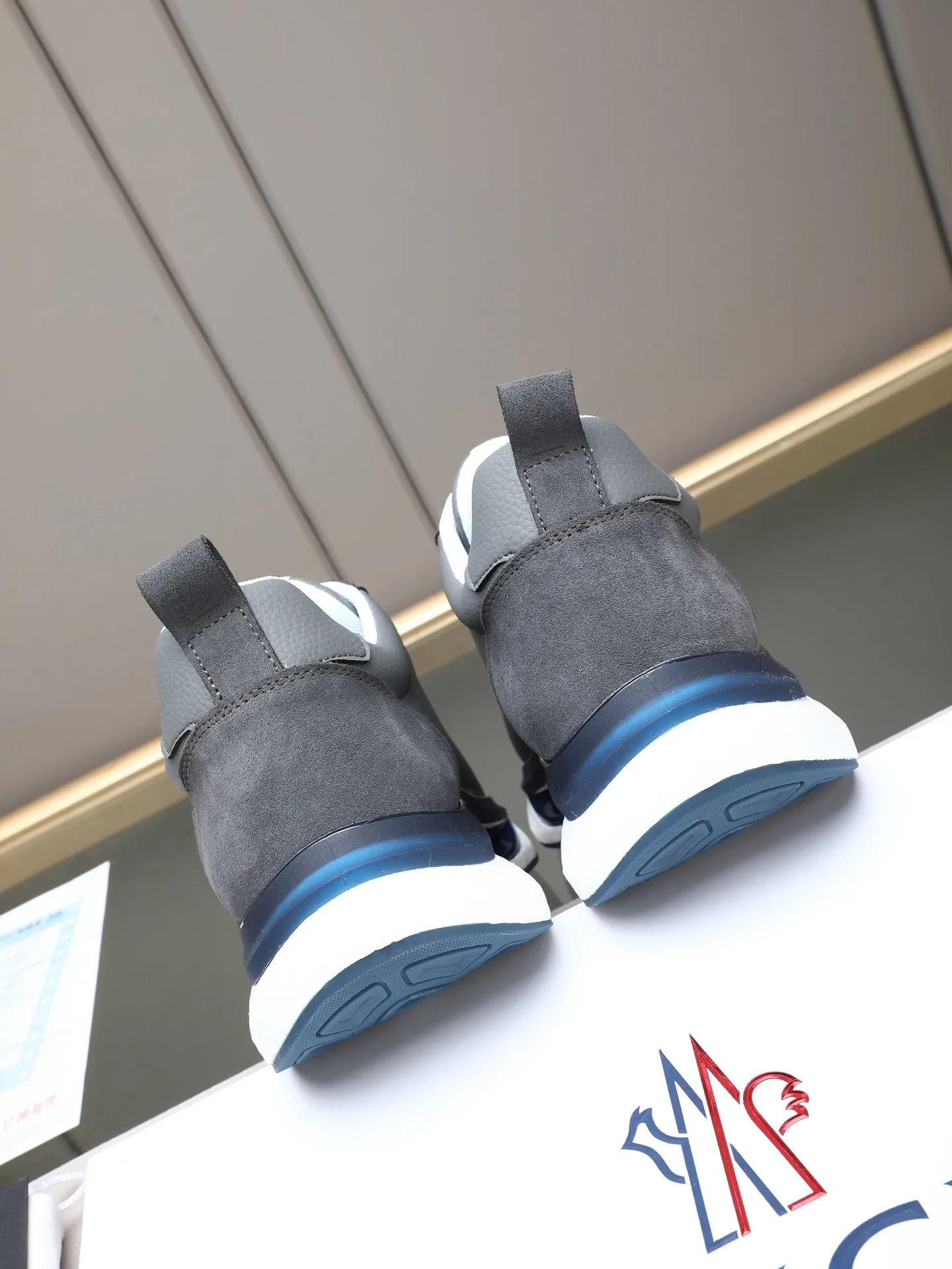 PP220 Moncler/蒙口男士休闲运动鞋，具有舒适防滑性能，采用牛皮➕➕透气网里！兼备创新、功能性与图形细节于一体，诠释潮流时尚。大底高弹橡胶发泡组合成型，具有高弹性高耐磨性，提高舒适性！Size：38-44（45定制）