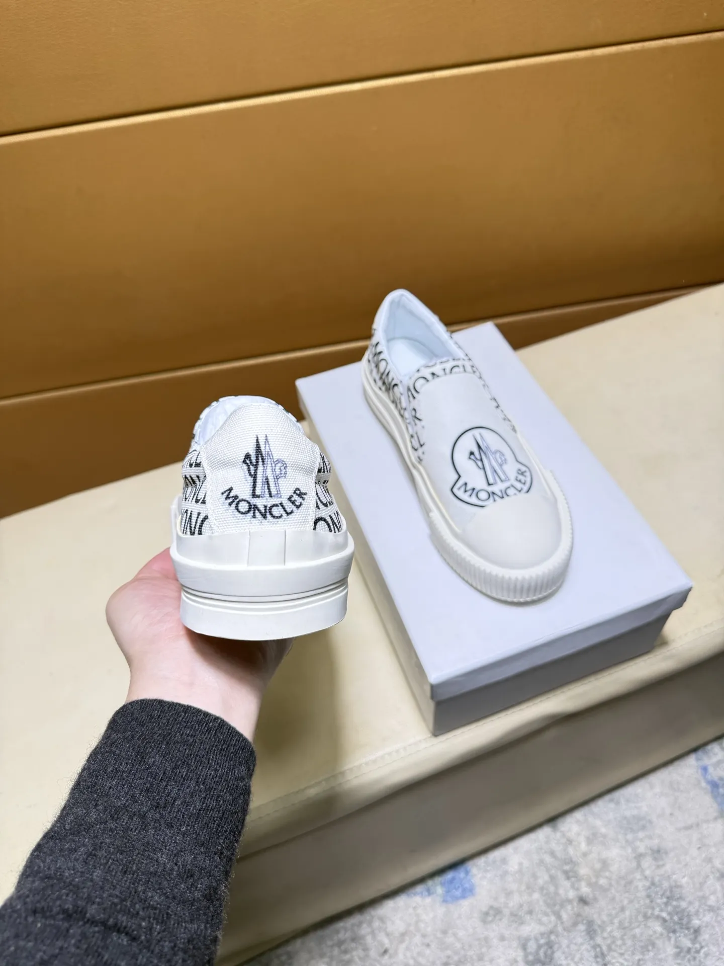 pp210💰👑👑蒙口 原单品质.~ 独特现代风运动鞋。🏃休闲鞋潮男必备款😍😍 意大利进口原版品牌,进口原版皮,羊里(拒绝脱色磨脚)鞋底:原厂特供原版底,法国懒人风格设计 ⚠️贴脚 在贴原单品质 超舒服原版底 。就好像实物拍摄🎬实物更赞 ,高品质板鞋 男鞋码数:38-46