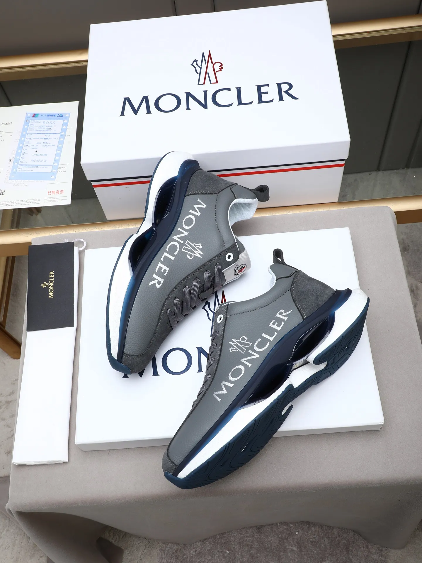 PP220 Moncler/蒙口男士休闲运动鞋，具有舒适防滑性能，采用牛皮➕➕透气网里！兼备创新、功能性与图形细节于一体，诠释潮流时尚。大底高弹橡胶发泡组合成型，具有高弹性高耐磨性，提高舒适性！Size：38-44（45定制）