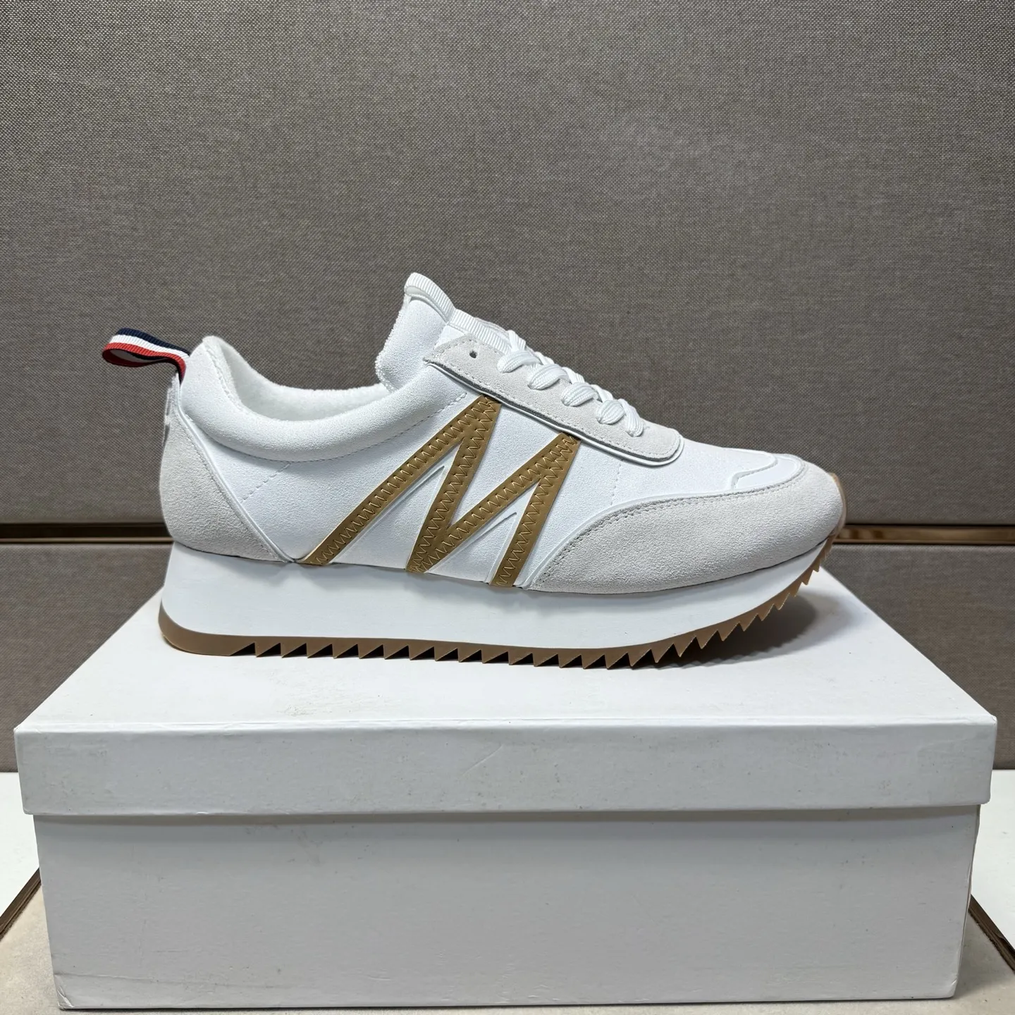 ⬛️出厂价p210【蒙口～】情侣装休闲鞋 2025z柜同步发售 🔶码数:38-44#️⃣ 🔷2个颜色🔜鞋面选用多材质拼接➕网布内里，舒适透气，鞋底：原版舒适耐磨大底，⚠️实物📱拍摄🎬实物更赞📢📢📢