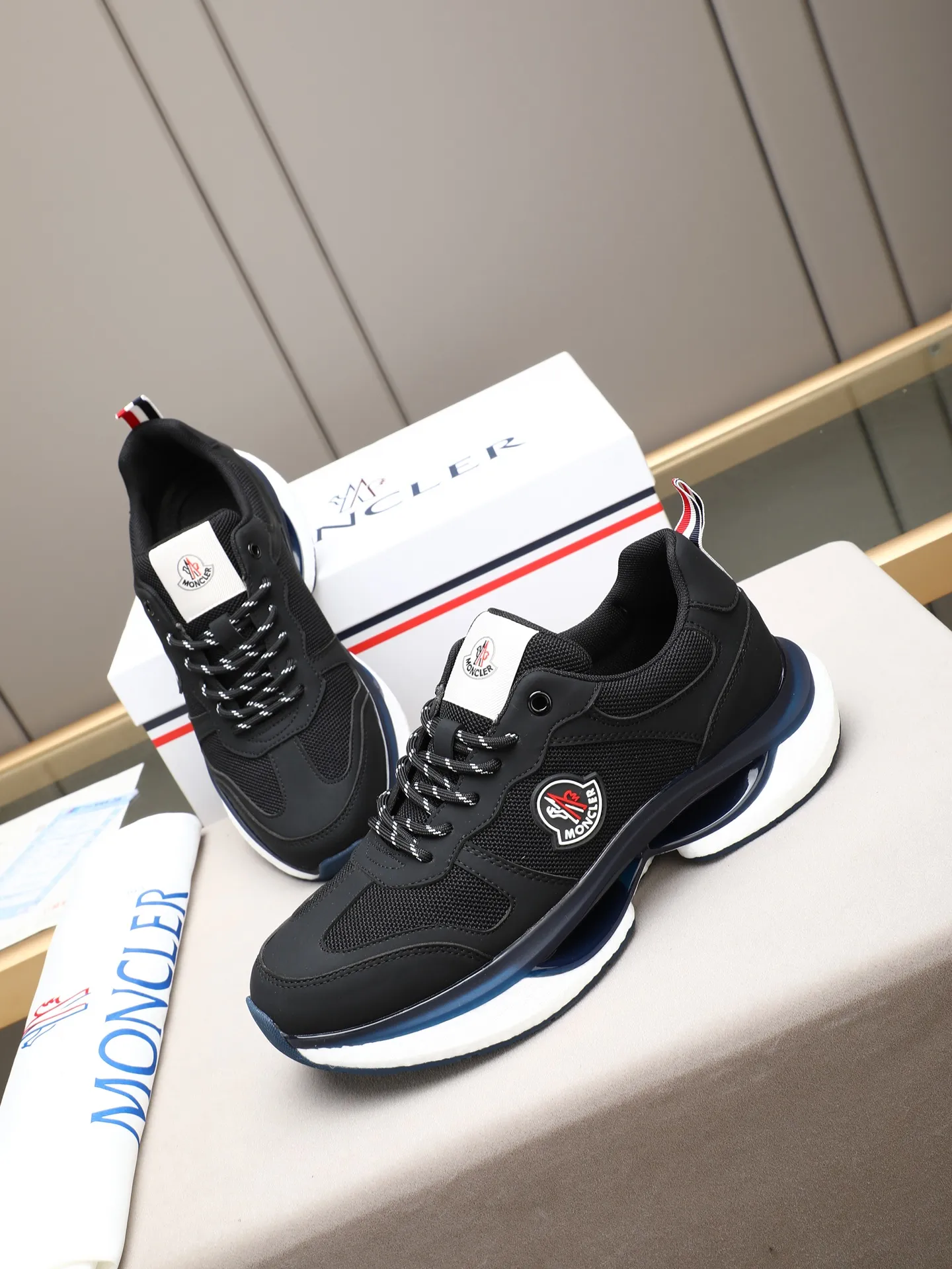 PP220 Moncler/蒙口男士休闲运动鞋,具有舒适防滑性能,采用牛皮➕➕透气网里!兼备创新、功能性与图形细节于一体,诠释潮流时尚。大底高弹橡胶发泡组合成型,具有高弹性高耐磨性,提高舒适性!Size:38-44(45定制)