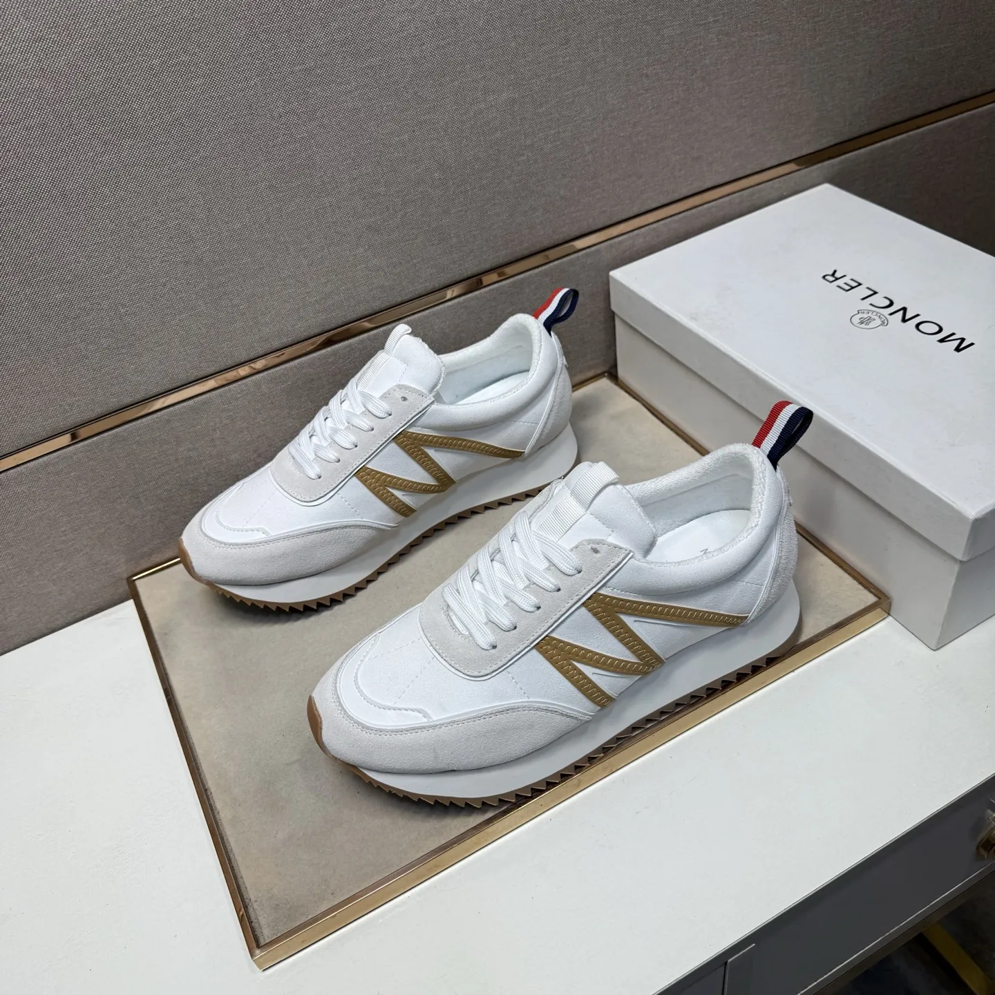 ⬛️出厂价p210【蒙口～】情侣装休闲鞋 2025z柜同步发售 🔶码数:38-44#️⃣ 🔷2个颜色🔜鞋面选用多材质拼接➕网布内里，舒适透气，鞋底：原版舒适耐磨大底，⚠️实物📱拍摄🎬实物更赞📢📢📢