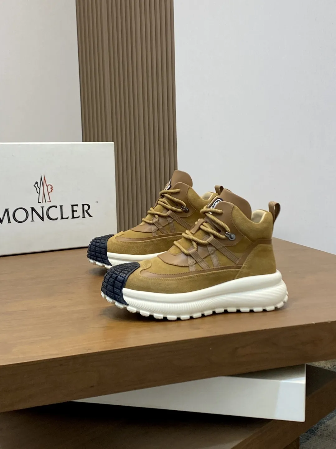 💰410 Moncler蒙口 男鞋运动鞋,进口透气网面、氯丁橡胶 各种材质拼接打造,鞋面采用鞋带和橡胶嵌件设计,后跟Moncler标志,大底采用TPU+橡胶+高弹橡胶发泡组合成型,具有高弹性高耐磨性,提高舒适性,无论是鞋面还是颜色设计都值得入手!Size:39-44(38 45定做)