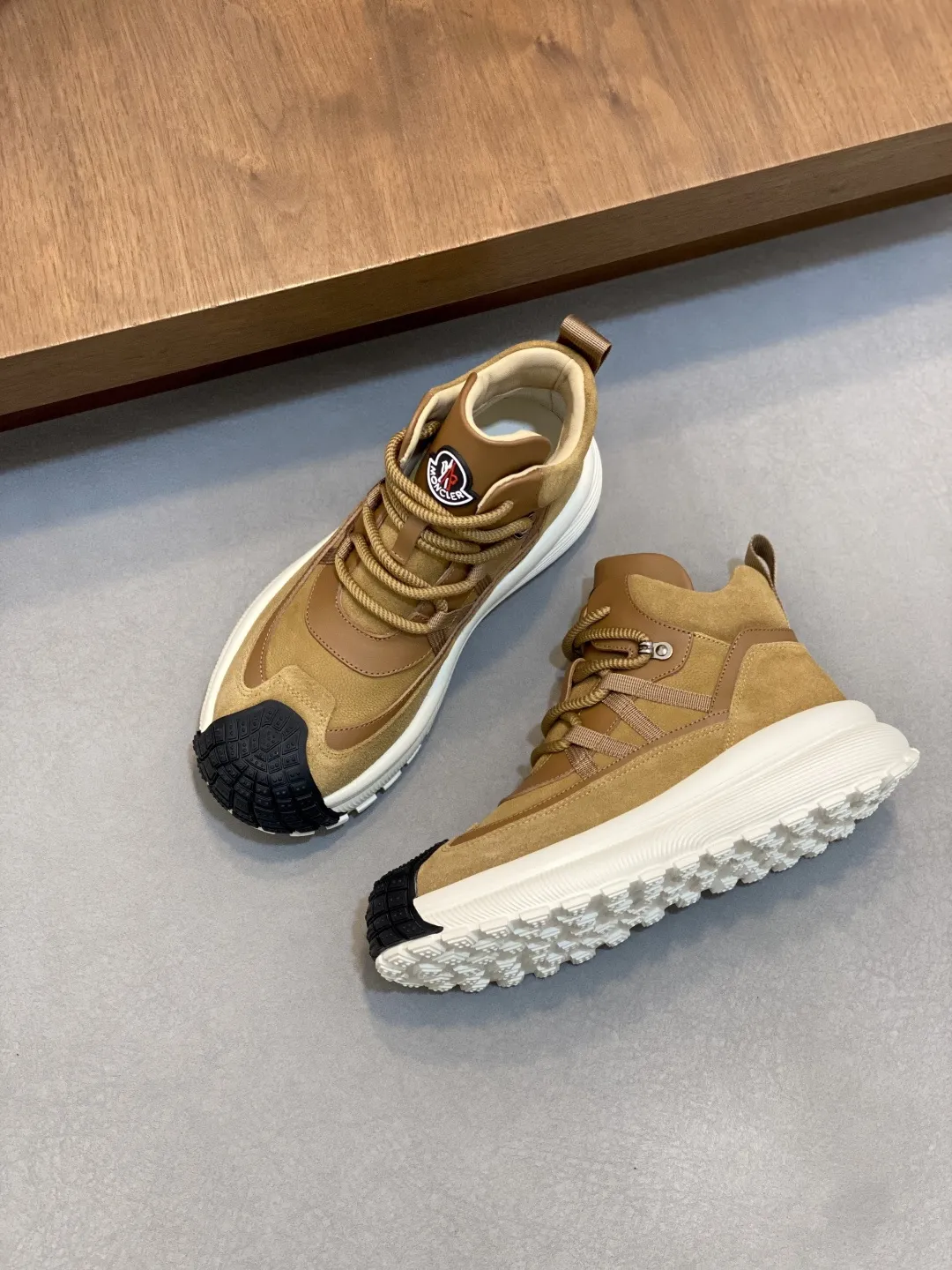 💰410 Moncler蒙口 男鞋运动鞋,进口透气网面、氯丁橡胶 各种材质拼接打造,鞋面采用鞋带和橡胶嵌件设计,后跟Moncler标志,大底采用TPU+橡胶+高弹橡胶发泡组合成型,具有高弹性高耐磨性,提高舒适性,无论是鞋面还是颜色设计都值得入手!Size:39-44(38 45定做)