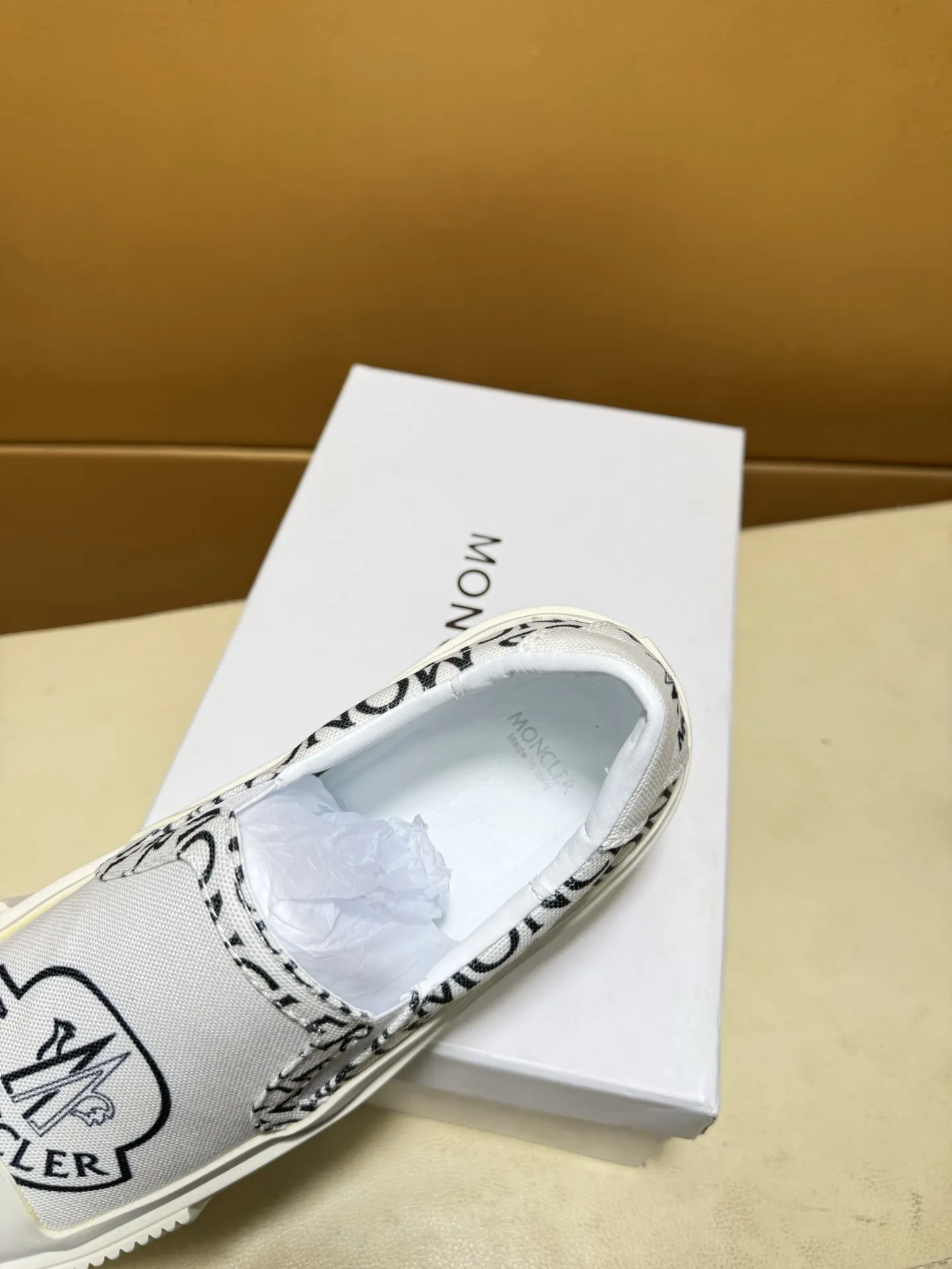 pp210💰👑👑蒙口 原单品质.～ 独特现代风运动鞋。🏃休闲鞋潮男必备款😍😍 意大利进口原版品牌，进口原版皮，羊里（拒绝脱色磨脚）鞋底：原厂特供原版底，法国懒人风格设计 ⚠️贴脚 在贴原单品质 超舒服原版底 。就好像实物拍摄🎬实物更赞 ，高品质板鞋 男鞋码数：38-46