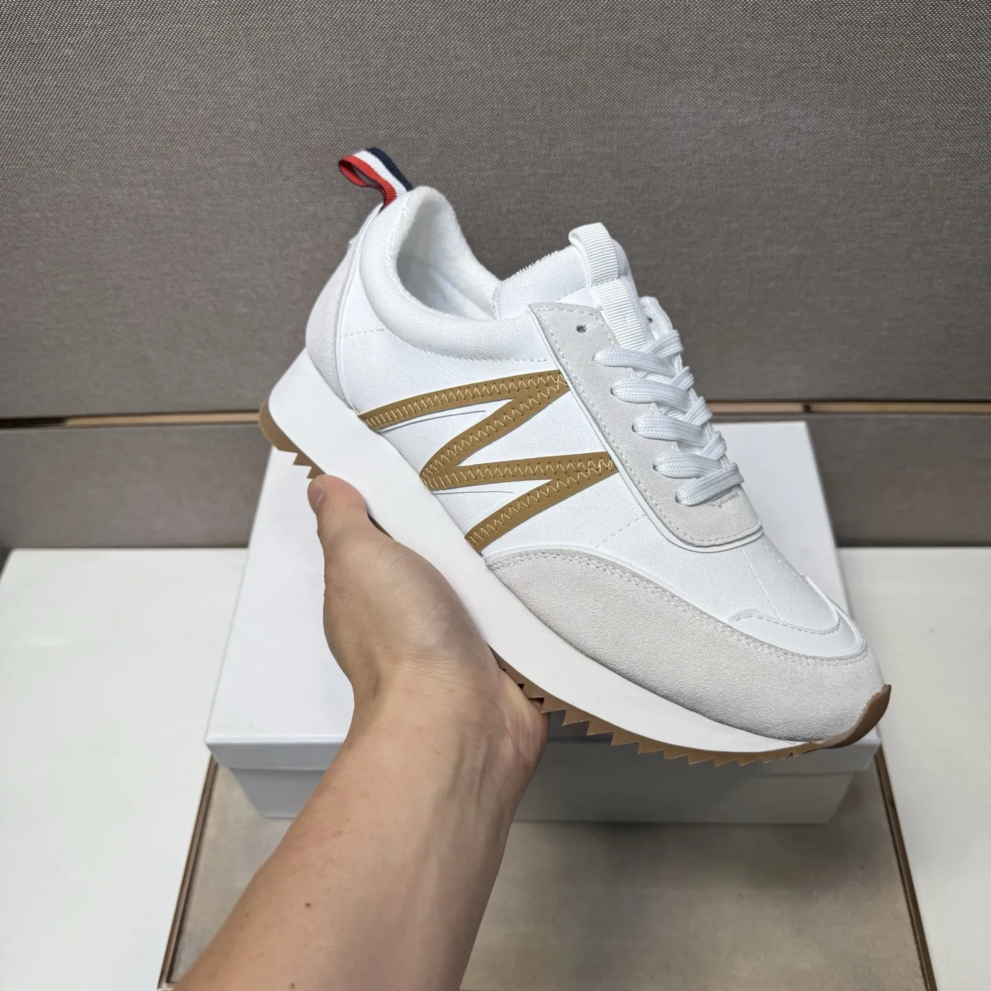 ⬛️出厂价p210【蒙口~】情侣装休闲鞋 2025z柜同步发售 🔶码数:38-44#️⃣ 🔷2个颜色🔜鞋面选用多材质拼接➕网布内里,舒适透气,鞋底:原版舒适耐磨大底,⚠️实物📱拍摄🎬实物更赞📢📢📢