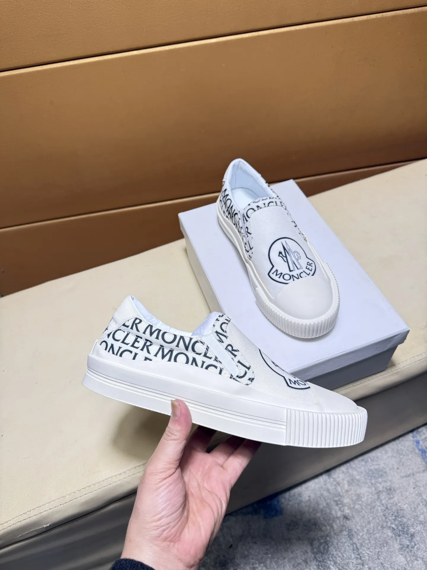 pp210💰👑👑蒙口 原单品质.~ 独特现代风运动鞋。🏃休闲鞋潮男必备款😍😍 意大利进口原版品牌,进口原版皮,羊里(拒绝脱色磨脚)鞋底:原厂特供原版底,法国懒人风格设计 ⚠️贴脚 在贴原单品质 超舒服原版底 。就好像实物拍摄🎬实物更赞 ,高品质板鞋 男鞋码数:38-46