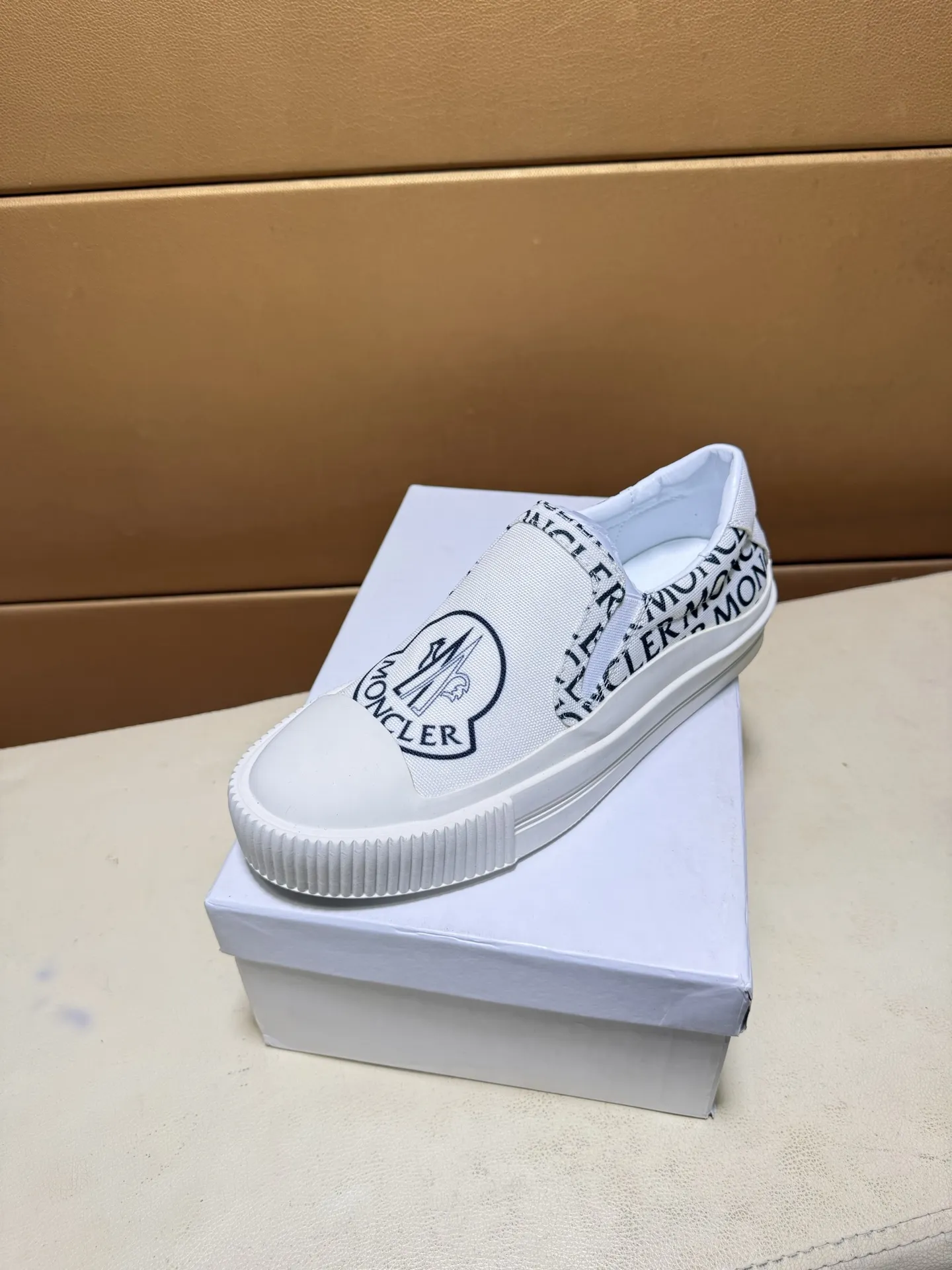 pp210💰👑👑蒙口 原单品质.～ 独特现代风运动鞋。🏃休闲鞋潮男必备款😍😍 意大利进口原版品牌，进口原版皮，羊里（拒绝脱色磨脚）鞋底：原厂特供原版底，法国懒人风格设计 ⚠️贴脚 在贴原单品质 超舒服原版底 。就好像实物拍摄🎬实物更赞 ，高品质板鞋 男鞋码数：38-46