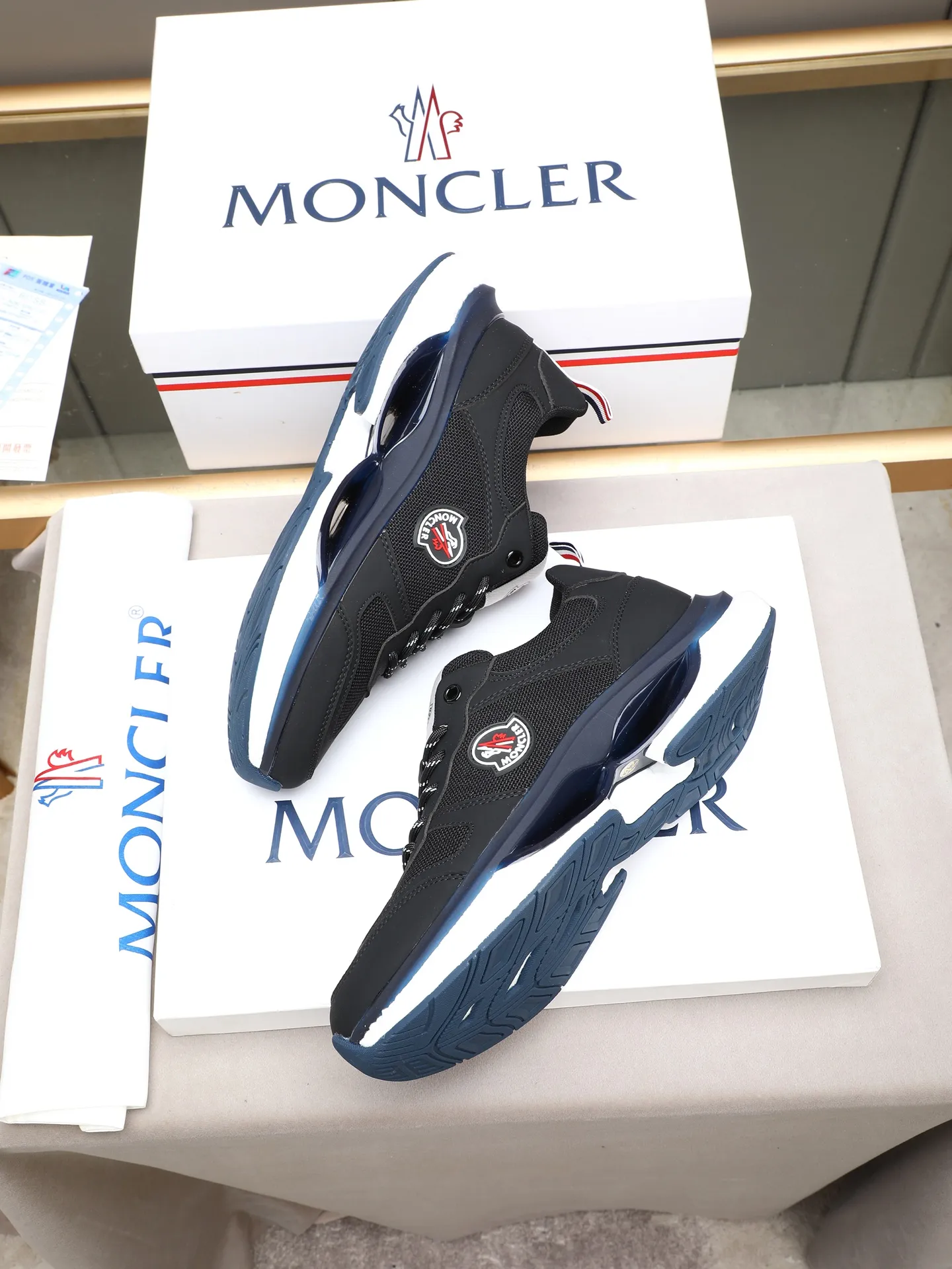 PP220 Moncler/蒙口男士休闲运动鞋，具有舒适防滑性能，采用牛皮➕➕透气网里！兼备创新、功能性与图形细节于一体，诠释潮流时尚。大底高弹橡胶发泡组合成型，具有高弹性高耐磨性，提高舒适性！Size：38-44（45定制）