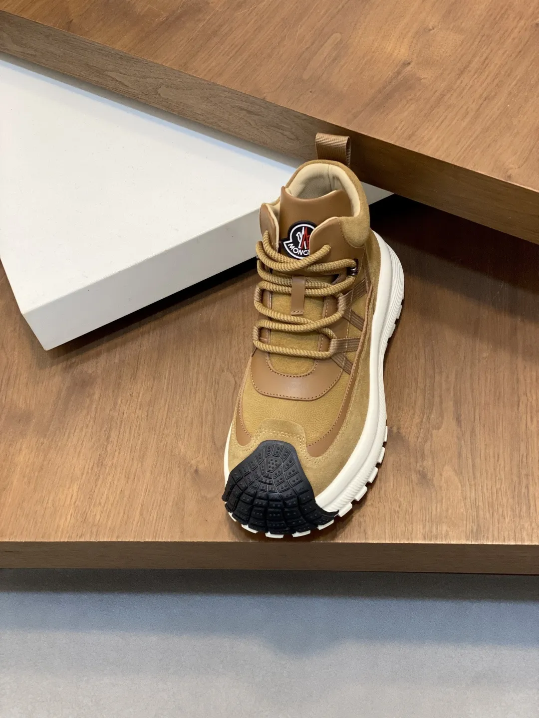 💰410 Moncler蒙口 男鞋运动鞋,进口透气网面、氯丁橡胶 各种材质拼接打造,鞋面采用鞋带和橡胶嵌件设计,后跟Moncler标志,大底采用TPU+橡胶+高弹橡胶发泡组合成型,具有高弹性高耐磨性,提高舒适性,无论是鞋面还是颜色设计都值得入手!Size:39-44(38 45定做)