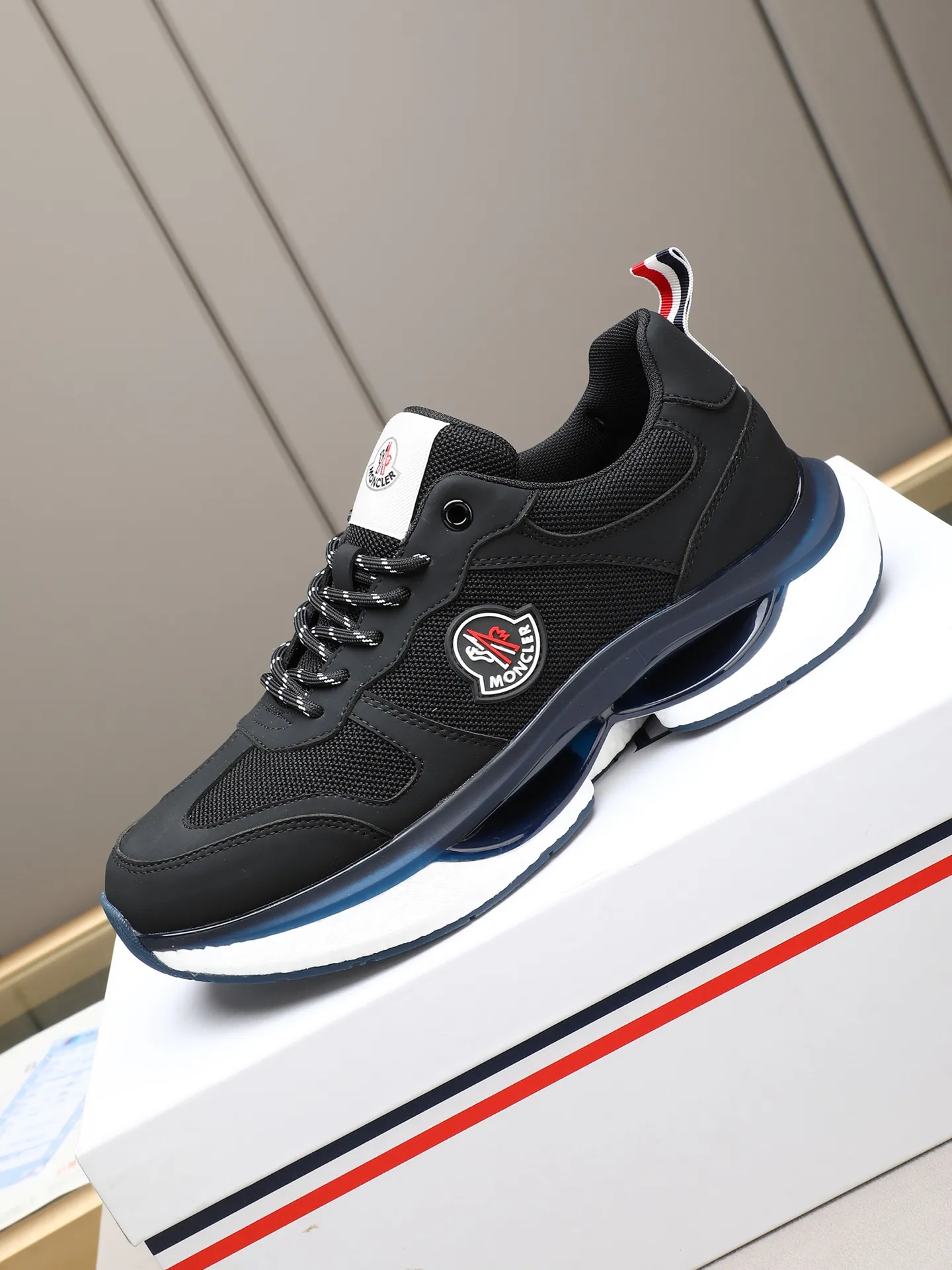 PP220 Moncler/蒙口男士休闲运动鞋,具有舒适防滑性能,采用牛皮➕➕透气网里!兼备创新、功能性与图形细节于一体,诠释潮流时尚。大底高弹橡胶发泡组合成型,具有高弹性高耐磨性,提高舒适性!Size:38-44(45定制)