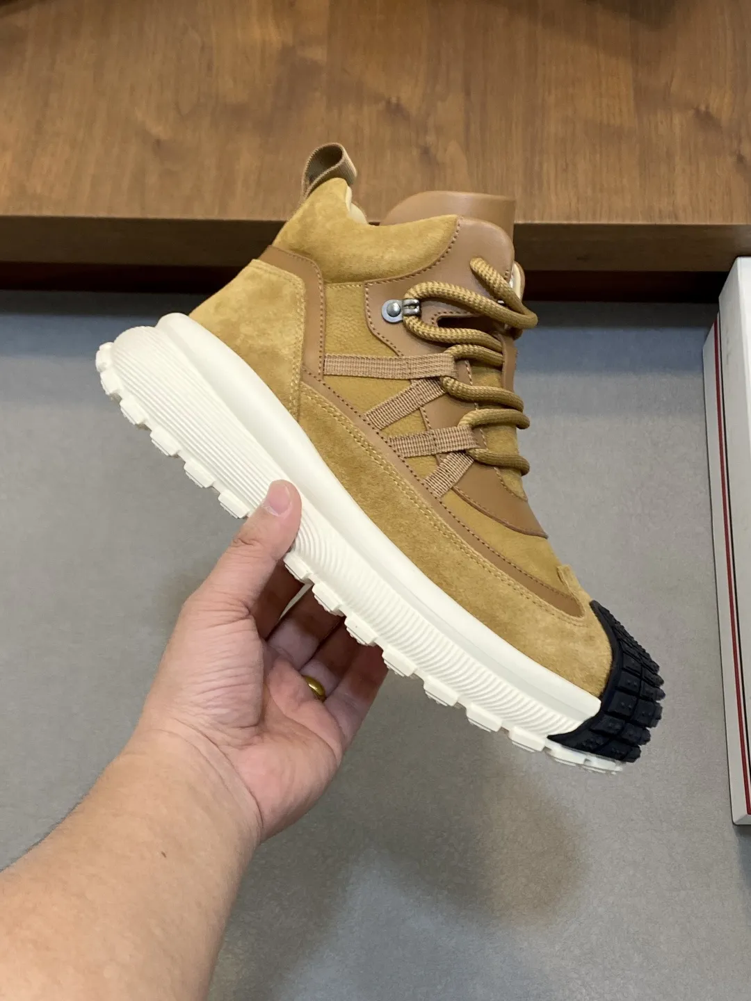 💰410 Moncler蒙口 男鞋运动鞋,进口透气网面、氯丁橡胶 各种材质拼接打造,鞋面采用鞋带和橡胶嵌件设计,后跟Moncler标志,大底采用TPU+橡胶+高弹橡胶发泡组合成型,具有高弹性高耐磨性,提高舒适性,无论是鞋面还是颜色设计都值得入手!Size:39-44(38 45定做)