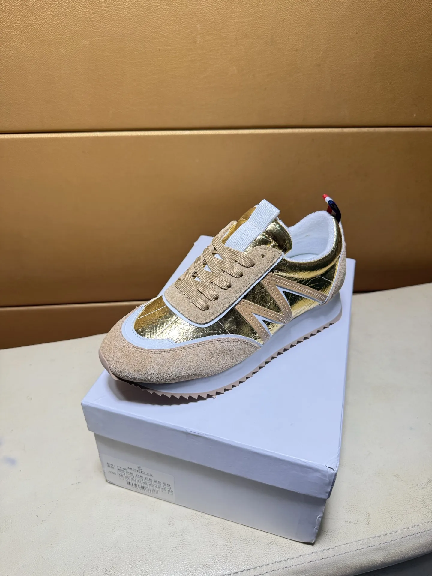 pp210💰👑👑.蒙口 原单品质.~ 独特现代风运动鞋。🏃休闲鞋潮男必备款😍😍 意大利进口原版品牌,进口原版皮,羊皮垫脚(拒绝脱色磨脚)鞋底:原厂特供原版底,法国懒人风格设计 ⚠️贴脚 在贴原单品质 超舒服原版底 。就好像实物拍摄🎬实物更赞 ,高品质板鞋,男鞋码数:36-46