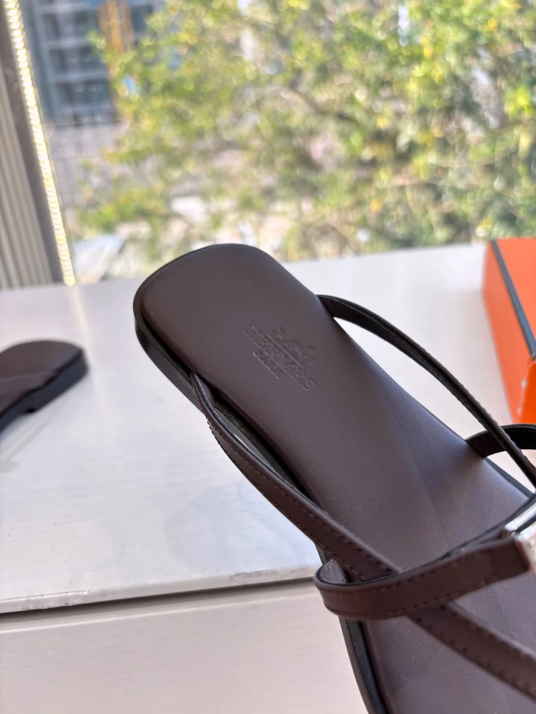 出厂价290💰G203所见即所得HERMES爱马仕男士拖鞋凉鞋 2026最新款人字扣夹脚二舅拖鞋真皮注塑鞋底经典款踩云脚感,光脚或者搭配个袜子穿,都时髦的不行哦超可爱 夏天真的太需要百搭拖鞋了,怎么搭配都好看,随意且高级的感觉舒适度也很棒,搭配各种彩色袜子,潮爆了 超好看百搭🔥 鞋面:进口牛皮 内里:牛皮 大底:真皮中底组合鞋底 码数:35~41(40.41定制不退不换)