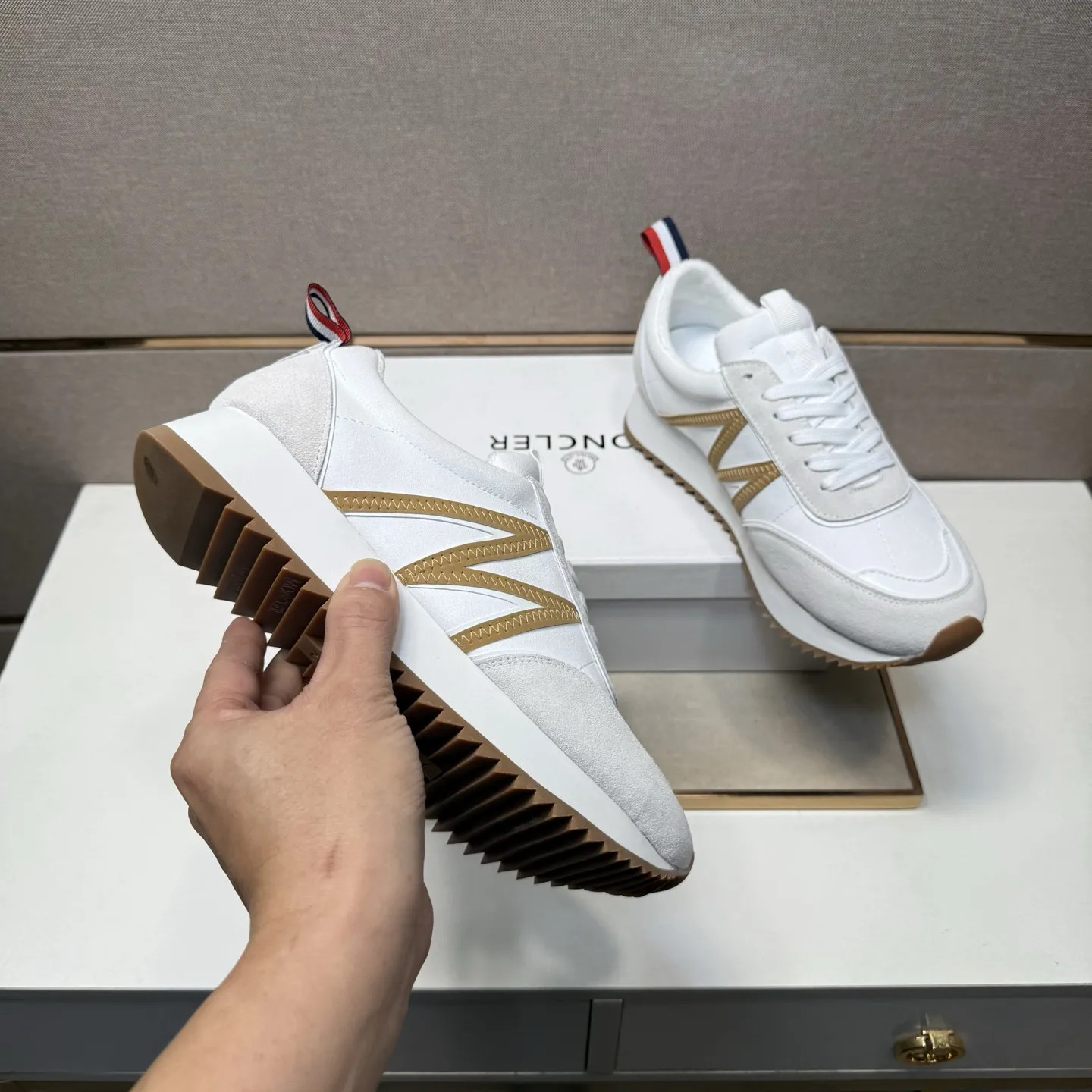 ⬛️出厂价p210【蒙口~】情侣装休闲鞋 2025z柜同步发售 🔶码数:38-44#️⃣ 🔷2个颜色🔜鞋面选用多材质拼接➕网布内里,舒适透气,鞋底:原版舒适耐磨大底,⚠️实物📱拍摄🎬实物更赞📢📢📢