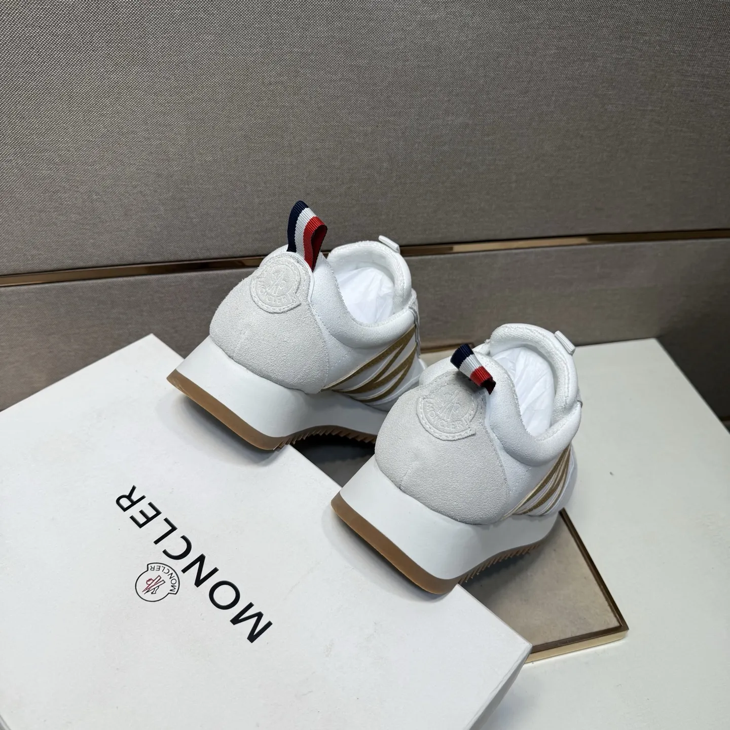 ⬛️出厂价p210【蒙口～】情侣装休闲鞋 2025z柜同步发售 🔶码数:38-44#️⃣ 🔷2个颜色🔜鞋面选用多材质拼接➕网布内里，舒适透气，鞋底：原版舒适耐磨大底，⚠️实物📱拍摄🎬实物更赞📢📢📢