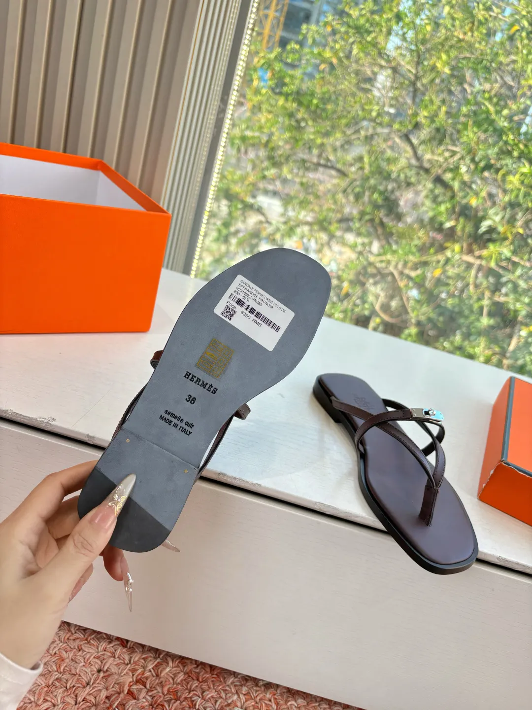 出厂价290💰G203所见即所得HERMES爱马仕男士拖鞋凉鞋 2026最新款人字扣夹脚二舅拖鞋真皮注塑鞋底经典款踩云脚感，光脚或者搭配个袜子穿，都时髦的不行哦超可爱 夏天真的太需要百搭拖鞋了，怎么搭配都好看，随意且高级的感觉舒适度也很棒，搭配各种彩色袜子，潮爆了 超好看百搭🔥 鞋面：进口牛皮 内里：牛皮 大底：真皮中底组合鞋底 码数：35～41(40.41定制不退不换)