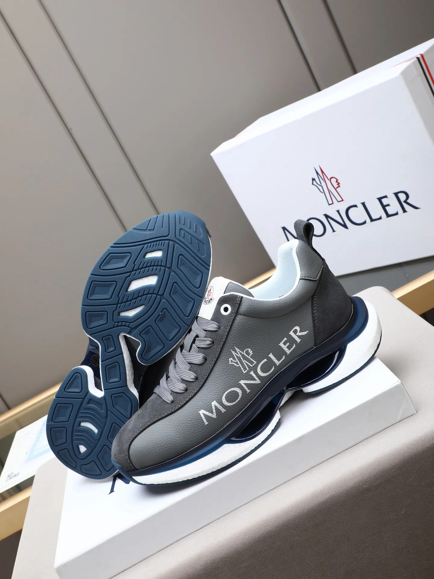 PP220 Moncler/蒙口男士休闲运动鞋,具有舒适防滑性能,采用牛皮➕➕透气网里!兼备创新、功能性与图形细节于一体,诠释潮流时尚。大底高弹橡胶发泡组合成型,具有高弹性高耐磨性,提高舒适性!Size:38-44(45定制)