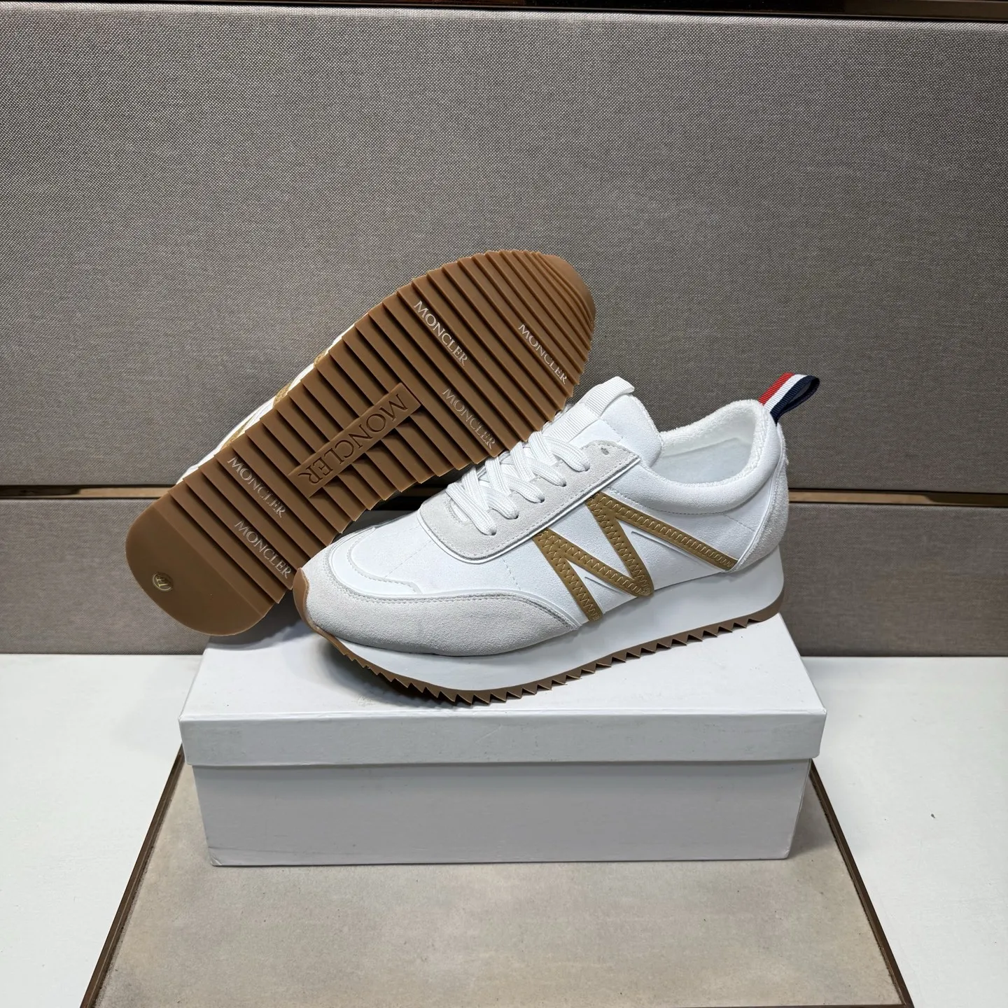 ⬛️出厂价p210【蒙口~】情侣装休闲鞋 2025z柜同步发售 🔶码数:38-44#️⃣ 🔷2个颜色🔜鞋面选用多材质拼接➕网布内里,舒适透气,鞋底:原版舒适耐磨大底,⚠️实物📱拍摄🎬实物更赞📢📢📢