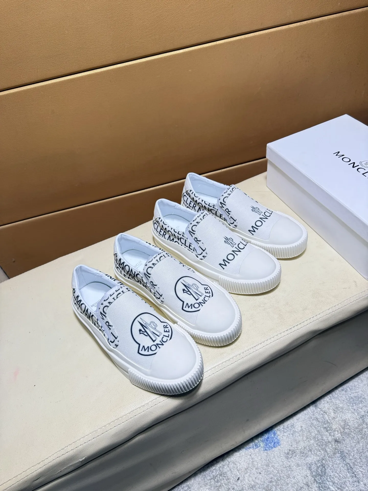 pp210💰👑👑蒙口 原单品质.～ 独特现代风运动鞋。🏃休闲鞋潮男必备款😍😍 意大利进口原版品牌，进口原版皮，羊里（拒绝脱色磨脚）鞋底：原厂特供原版底，法国懒人风格设计 ⚠️贴脚 在贴原单品质 超舒服原版底 。就好像实物拍摄🎬实物更赞 ，高品质板鞋 男鞋码数：38-46