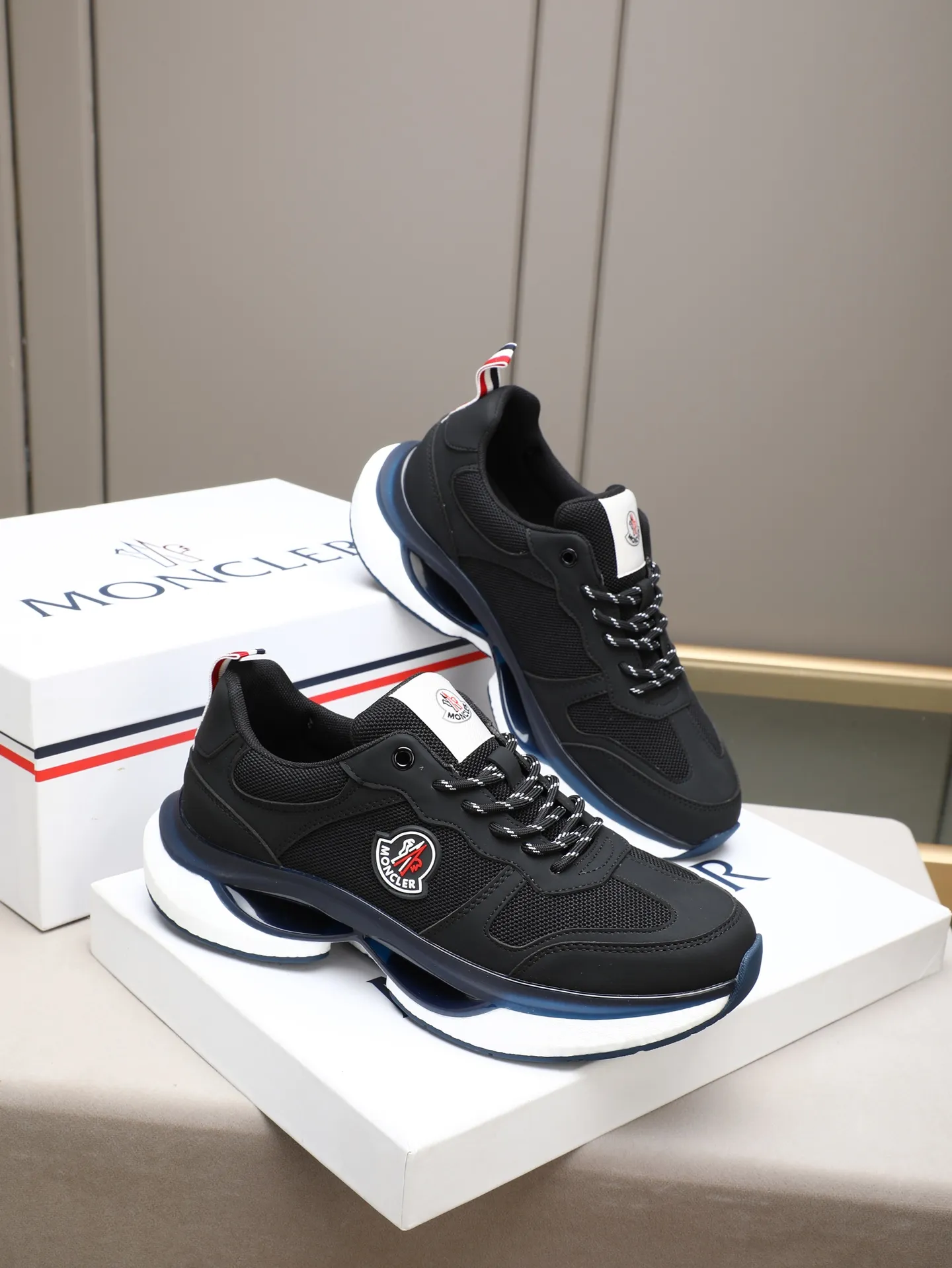 PP220 Moncler/蒙口男士休闲运动鞋,具有舒适防滑性能,采用牛皮➕➕透气网里!兼备创新、功能性与图形细节于一体,诠释潮流时尚。大底高弹橡胶发泡组合成型,具有高弹性高耐磨性,提高舒适性!Size:38-44(45定制)