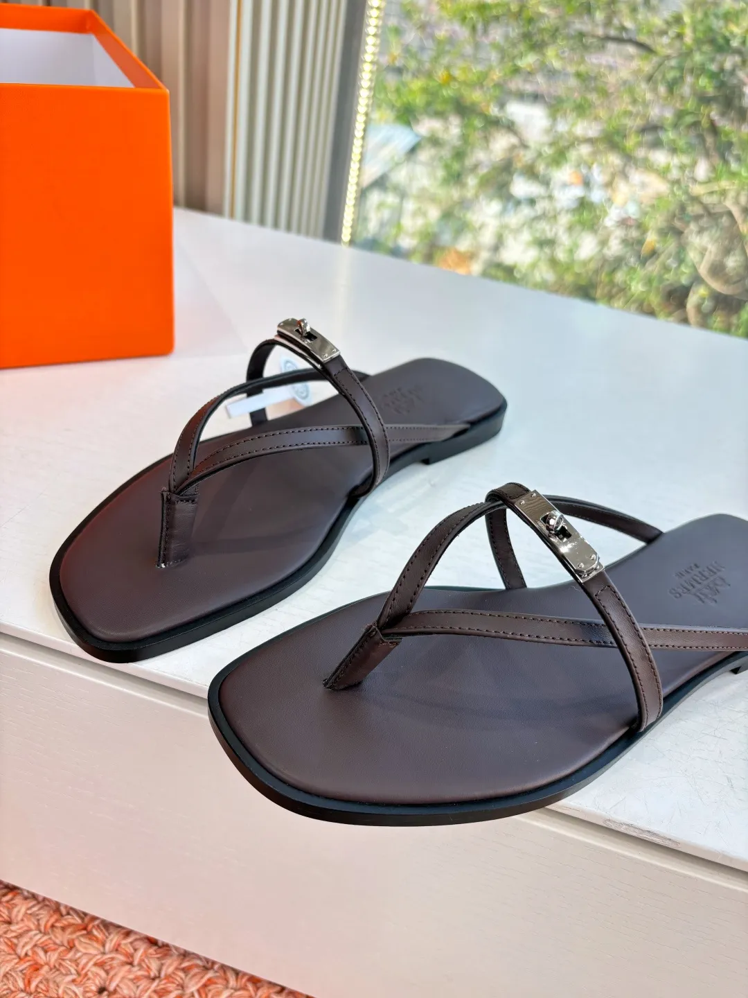 出厂价290💰G203所见即所得HERMES爱马仕男士拖鞋凉鞋 2026最新款人字扣夹脚二舅拖鞋真皮注塑鞋底经典款踩云脚感,光脚或者搭配个袜子穿,都时髦的不行哦超可爱 夏天真的太需要百搭拖鞋了,怎么搭配都好看,随意且高级的感觉舒适度也很棒,搭配各种彩色袜子,潮爆了 超好看百搭🔥 鞋面:进口牛皮 内里:牛皮 大底:真皮中底组合鞋底 码数:35~41(40.41定制不退不换)