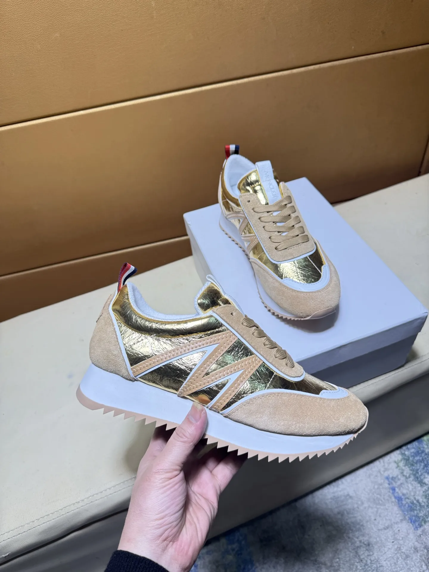 pp210💰👑👑.蒙口 原单品质.~ 独特现代风运动鞋。🏃休闲鞋潮男必备款😍😍 意大利进口原版品牌,进口原版皮,羊皮垫脚(拒绝脱色磨脚)鞋底:原厂特供原版底,法国懒人风格设计 ⚠️贴脚 在贴原单品质 超舒服原版底 。就好像实物拍摄🎬实物更赞 ,高品质板鞋,男鞋码数:36-46