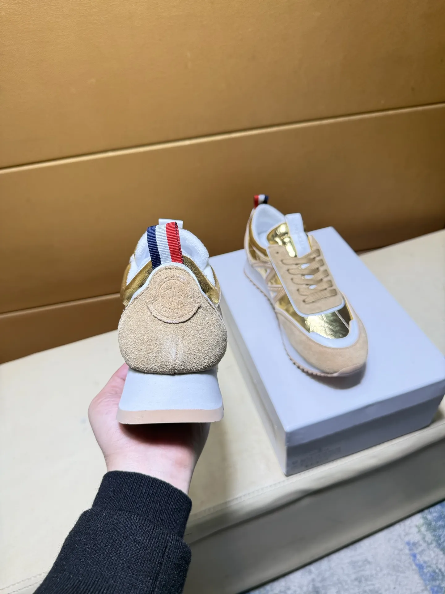 pp210💰👑👑.蒙口 原单品质.~ 独特现代风运动鞋。🏃休闲鞋潮男必备款😍😍 意大利进口原版品牌,进口原版皮,羊皮垫脚(拒绝脱色磨脚)鞋底:原厂特供原版底,法国懒人风格设计 ⚠️贴脚 在贴原单品质 超舒服原版底 。就好像实物拍摄🎬实物更赞 ,高品质板鞋,男鞋码数:36-46