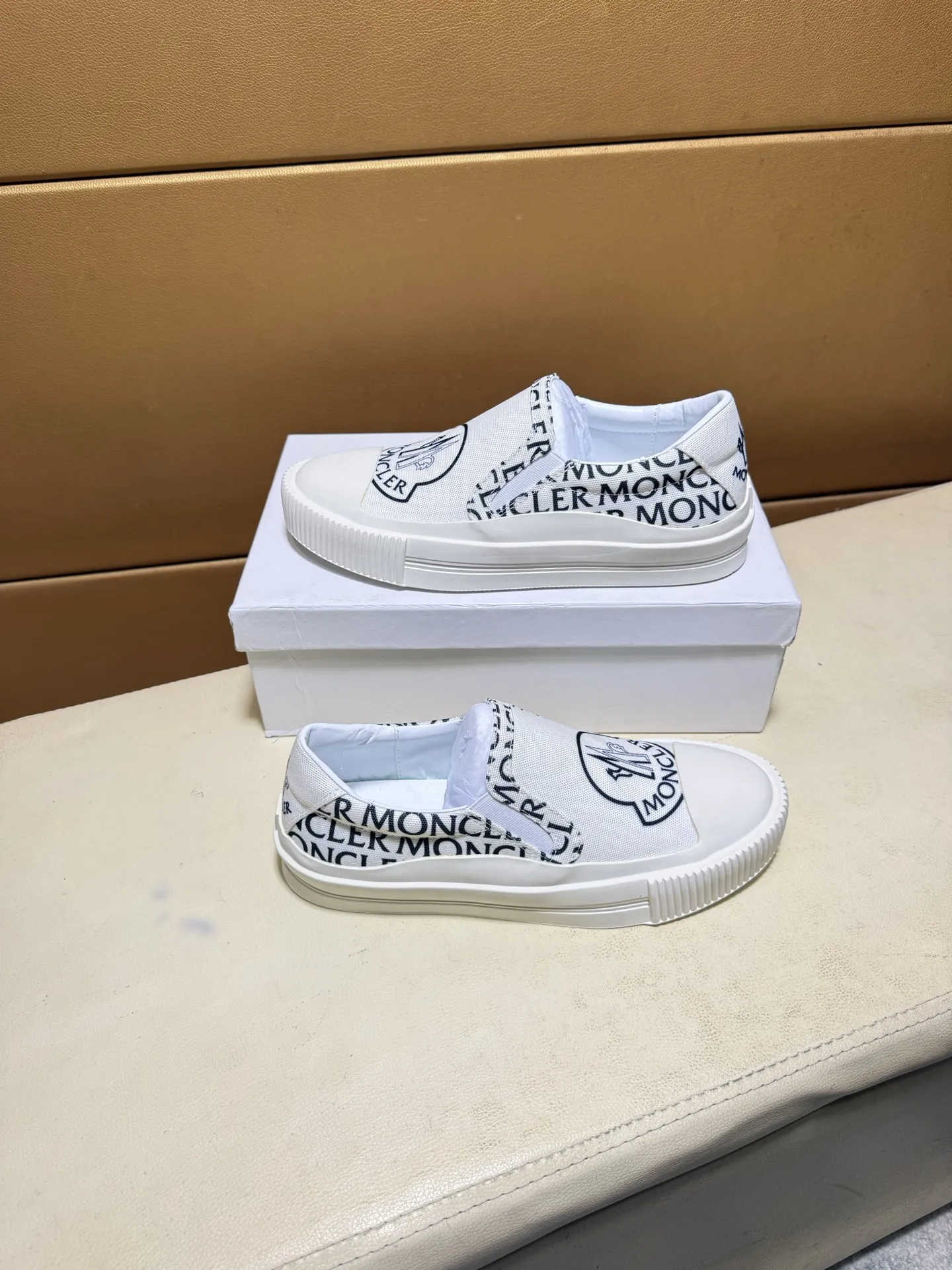 pp210💰👑👑蒙口 原单品质.～ 独特现代风运动鞋。🏃休闲鞋潮男必备款😍😍 意大利进口原版品牌，进口原版皮，羊里（拒绝脱色磨脚）鞋底：原厂特供原版底，法国懒人风格设计 ⚠️贴脚 在贴原单品质 超舒服原版底 。就好像实物拍摄🎬实物更赞 ，高品质板鞋 男鞋码数：38-46