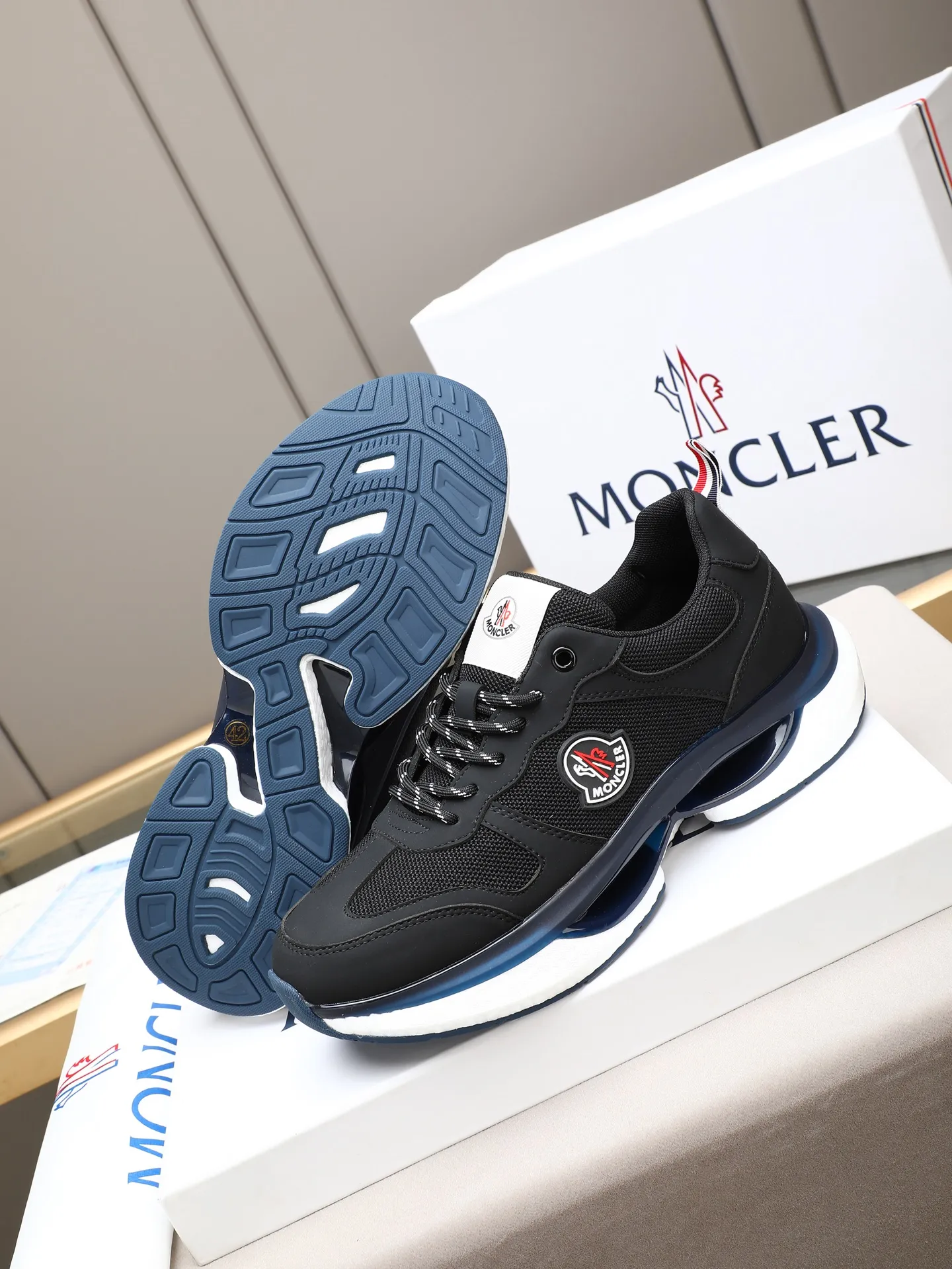 PP220 Moncler/蒙口男士休闲运动鞋，具有舒适防滑性能，采用牛皮➕➕透气网里！兼备创新、功能性与图形细节于一体，诠释潮流时尚。大底高弹橡胶发泡组合成型，具有高弹性高耐磨性，提高舒适性！Size：38-44（45定制）