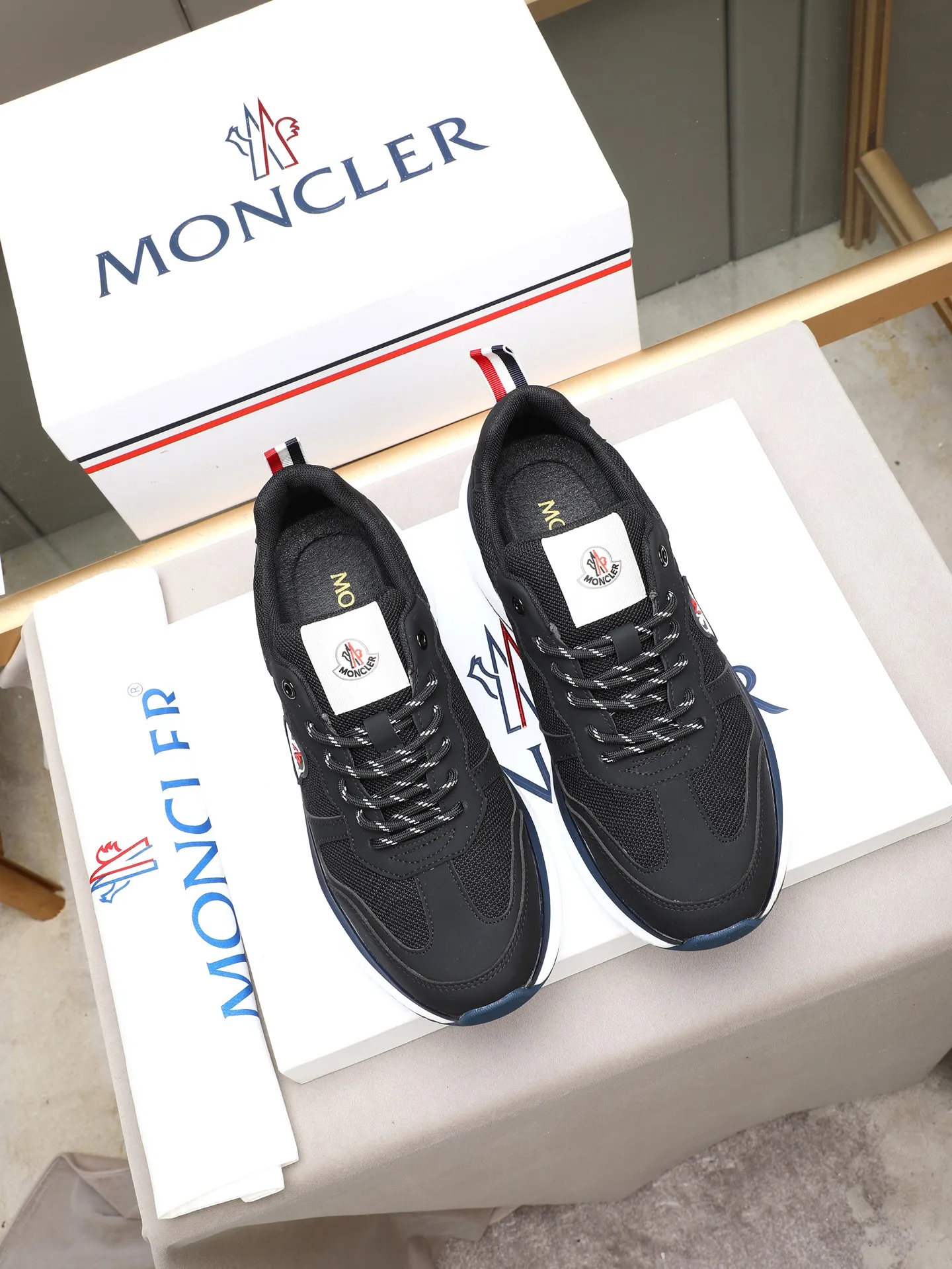 PP220 Moncler/蒙口男士休闲运动鞋，具有舒适防滑性能，采用牛皮➕➕透气网里！兼备创新、功能性与图形细节于一体，诠释潮流时尚。大底高弹橡胶发泡组合成型，具有高弹性高耐磨性，提高舒适性！Size：38-44（45定制）