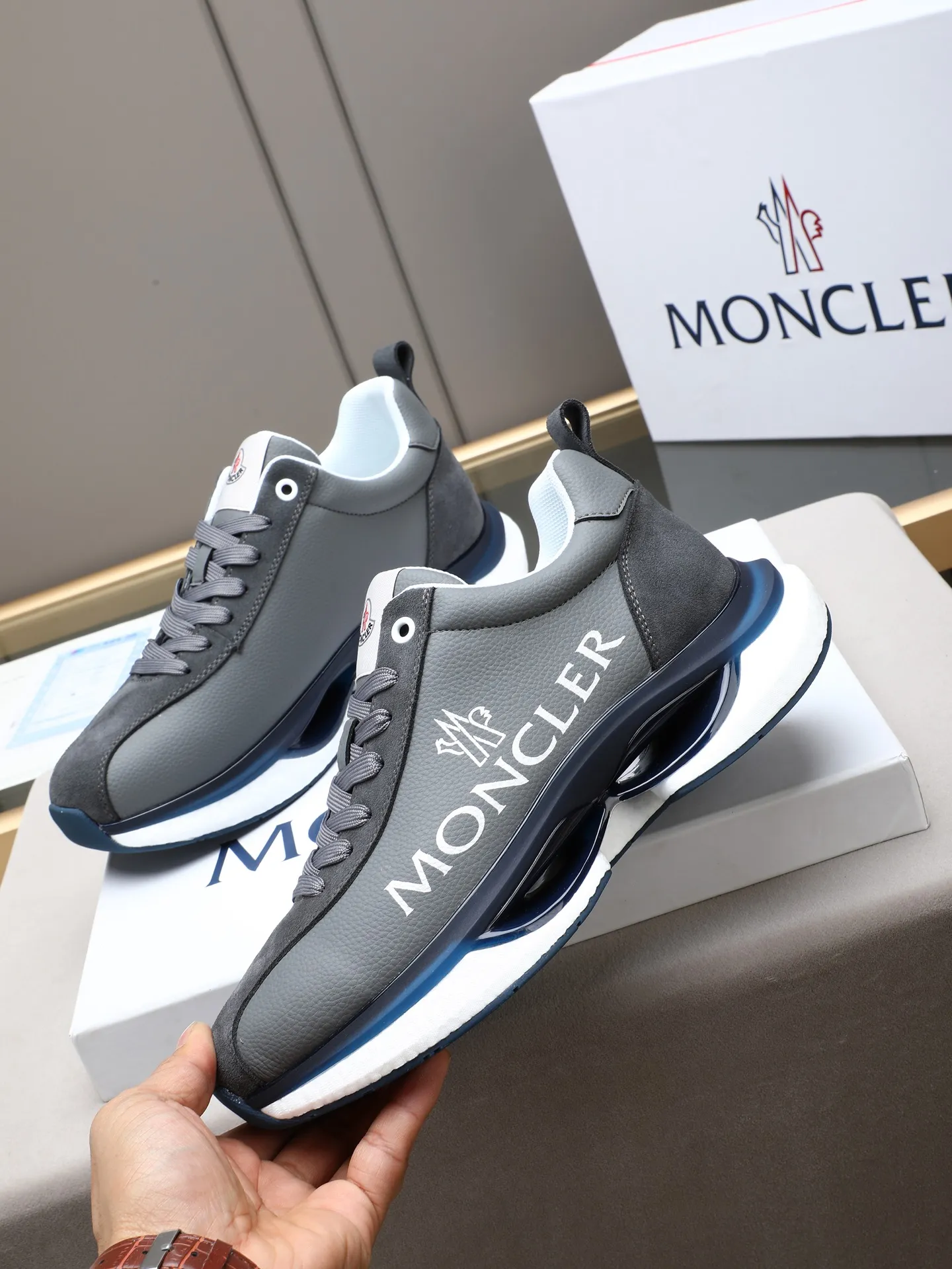 PP220 Moncler/蒙口男士休闲运动鞋,具有舒适防滑性能,采用牛皮➕➕透气网里!兼备创新、功能性与图形细节于一体,诠释潮流时尚。大底高弹橡胶发泡组合成型,具有高弹性高耐磨性,提高舒适性!Size:38-44(45定制)