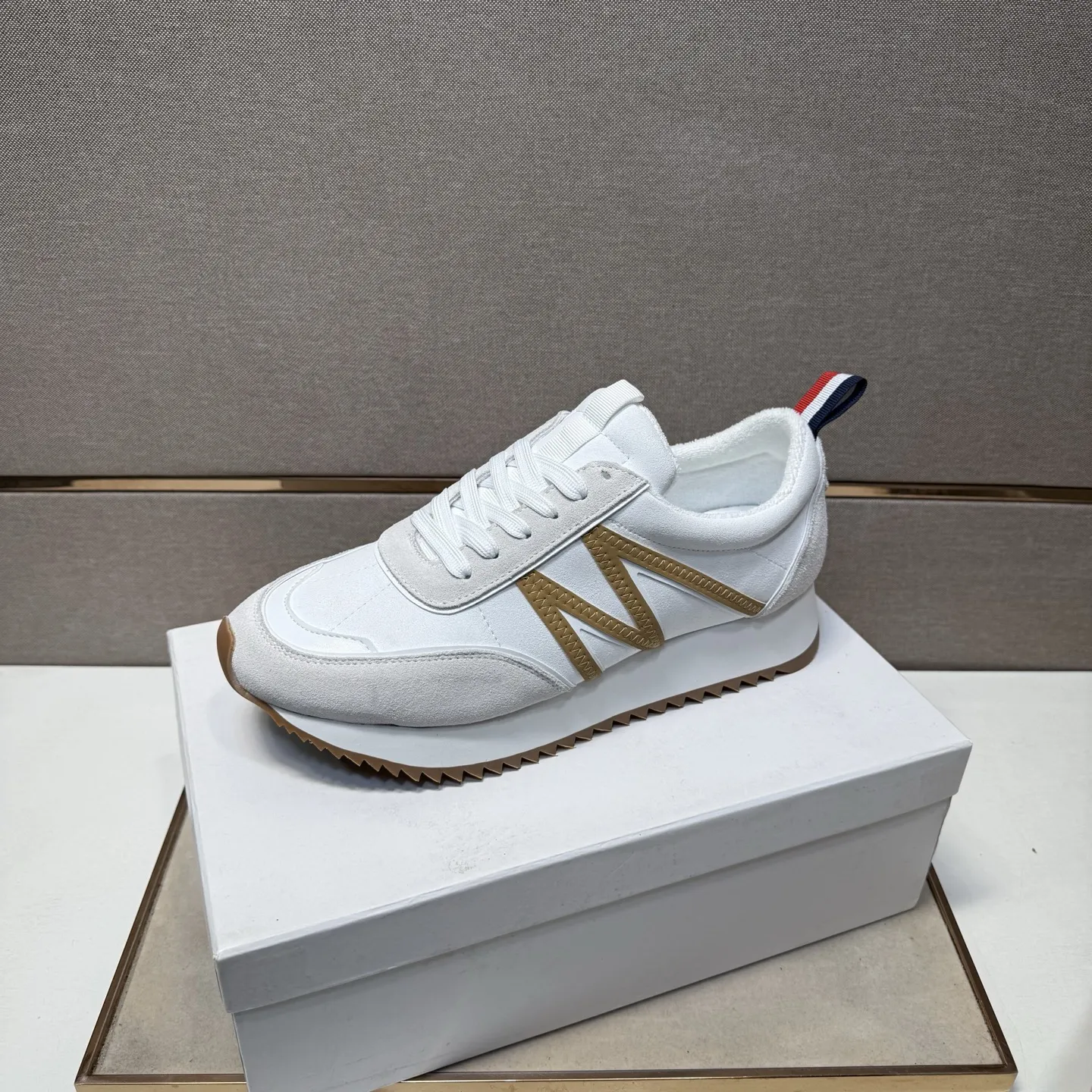 ⬛️出厂价p210【蒙口～】情侣装休闲鞋 2025z柜同步发售 🔶码数:38-44#️⃣ 🔷2个颜色🔜鞋面选用多材质拼接➕网布内里，舒适透气，鞋底：原版舒适耐磨大底，⚠️实物📱拍摄🎬实物更赞📢📢📢