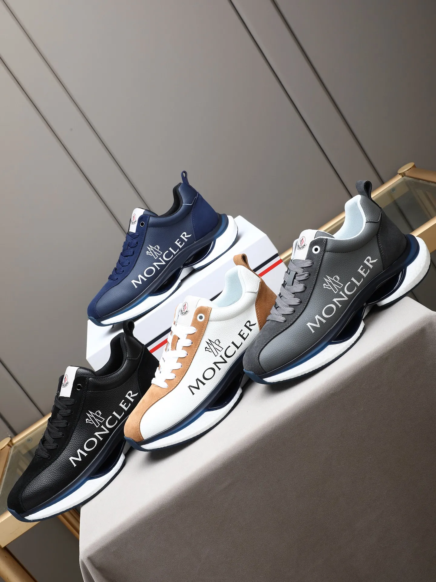 PP220 Moncler/蒙口男士休闲运动鞋,具有舒适防滑性能,采用牛皮➕➕透气网里!兼备创新、功能性与图形细节于一体,诠释潮流时尚。大底高弹橡胶发泡组合成型,具有高弹性高耐磨性,提高舒适性!Size:38-44(45定制)