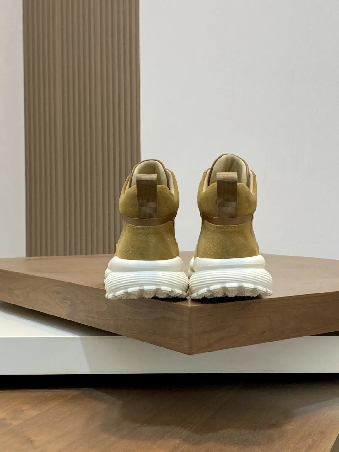 💰410 Moncler蒙口 男鞋运动鞋,进口透气网面、氯丁橡胶 各种材质拼接打造,鞋面采用鞋带和橡胶嵌件设计,后跟Moncler标志,大底采用TPU+橡胶+高弹橡胶发泡组合成型,具有高弹性高耐磨性,提高舒适性,无论是鞋面还是颜色设计都值得入手!Size:39-44(38 45定做)