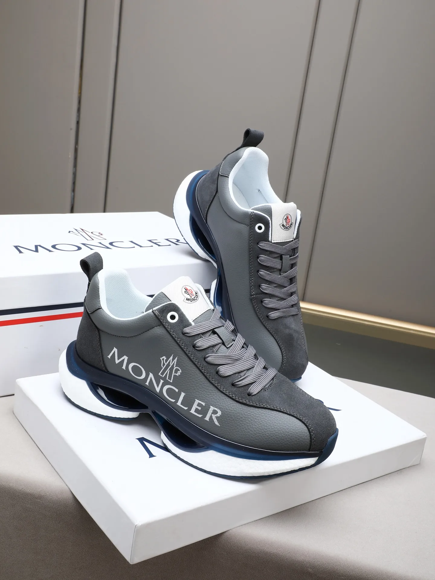 PP220 Moncler/蒙口男士休闲运动鞋,具有舒适防滑性能,采用牛皮➕➕透气网里!兼备创新、功能性与图形细节于一体,诠释潮流时尚。大底高弹橡胶发泡组合成型,具有高弹性高耐磨性,提高舒适性!Size:38-44(45定制)
