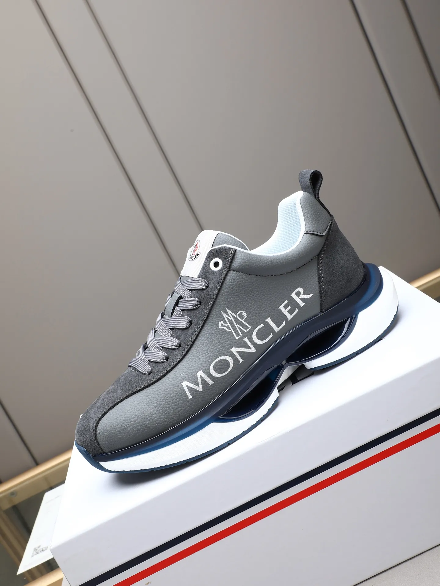 PP220 Moncler/蒙口男士休闲运动鞋，具有舒适防滑性能，采用牛皮➕➕透气网里！兼备创新、功能性与图形细节于一体，诠释潮流时尚。大底高弹橡胶发泡组合成型，具有高弹性高耐磨性，提高舒适性！Size：38-44（45定制）