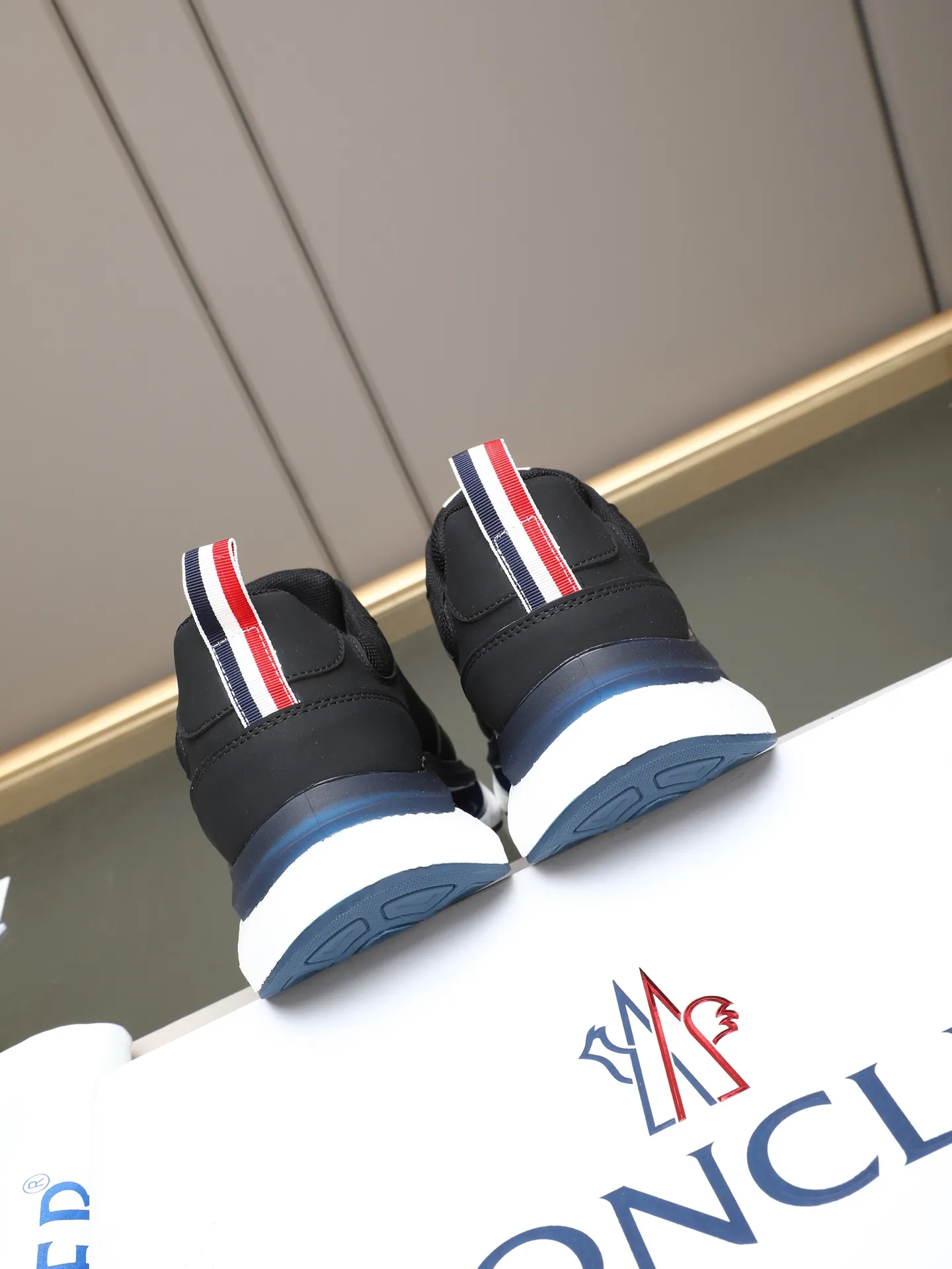 PP220 Moncler/蒙口男士休闲运动鞋，具有舒适防滑性能，采用牛皮➕➕透气网里！兼备创新、功能性与图形细节于一体，诠释潮流时尚。大底高弹橡胶发泡组合成型，具有高弹性高耐磨性，提高舒适性！Size：38-44（45定制）