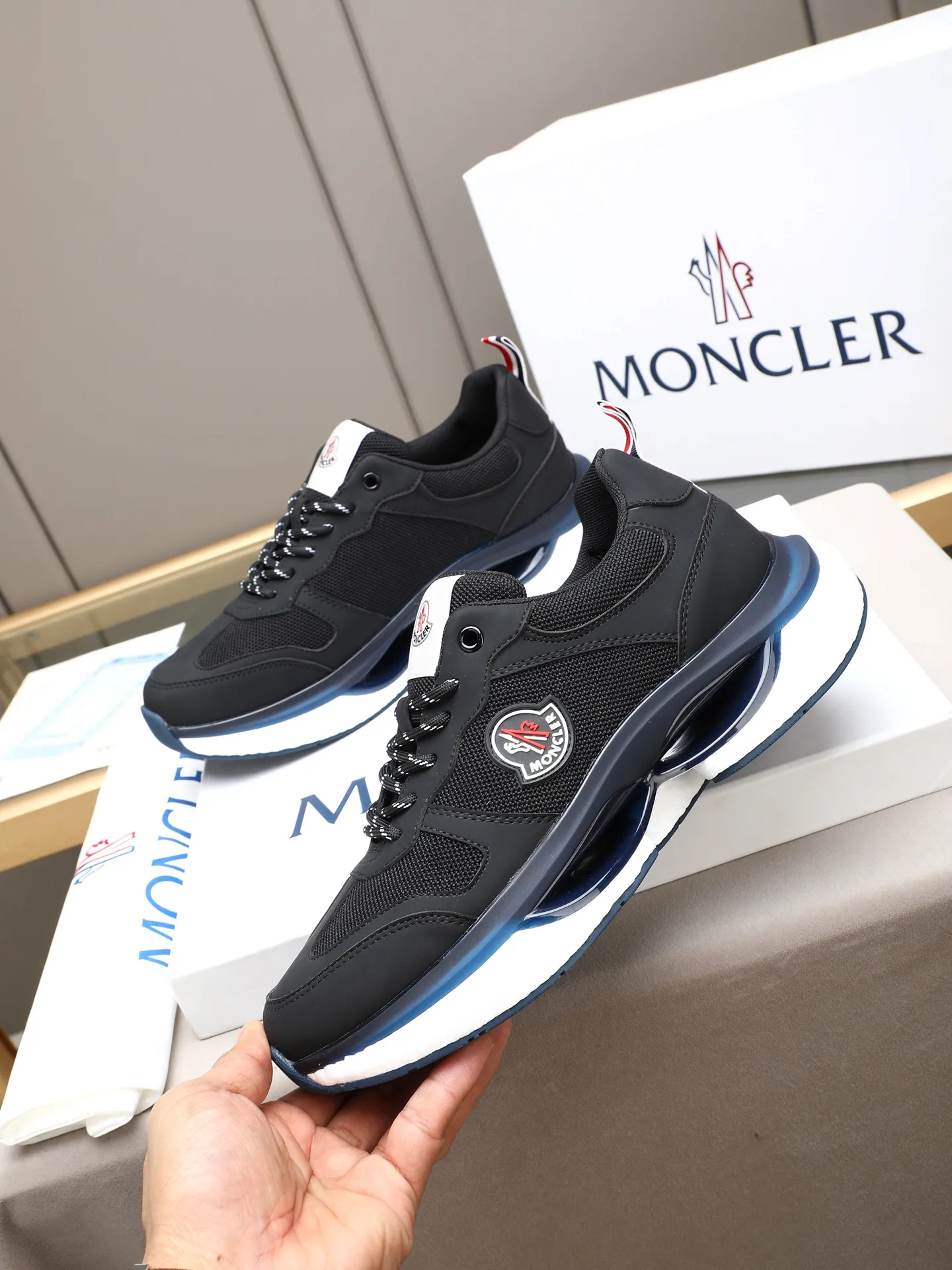 PP220 Moncler/蒙口男士休闲运动鞋，具有舒适防滑性能，采用牛皮➕➕透气网里！兼备创新、功能性与图形细节于一体，诠释潮流时尚。大底高弹橡胶发泡组合成型，具有高弹性高耐磨性，提高舒适性！Size：38-44（45定制）