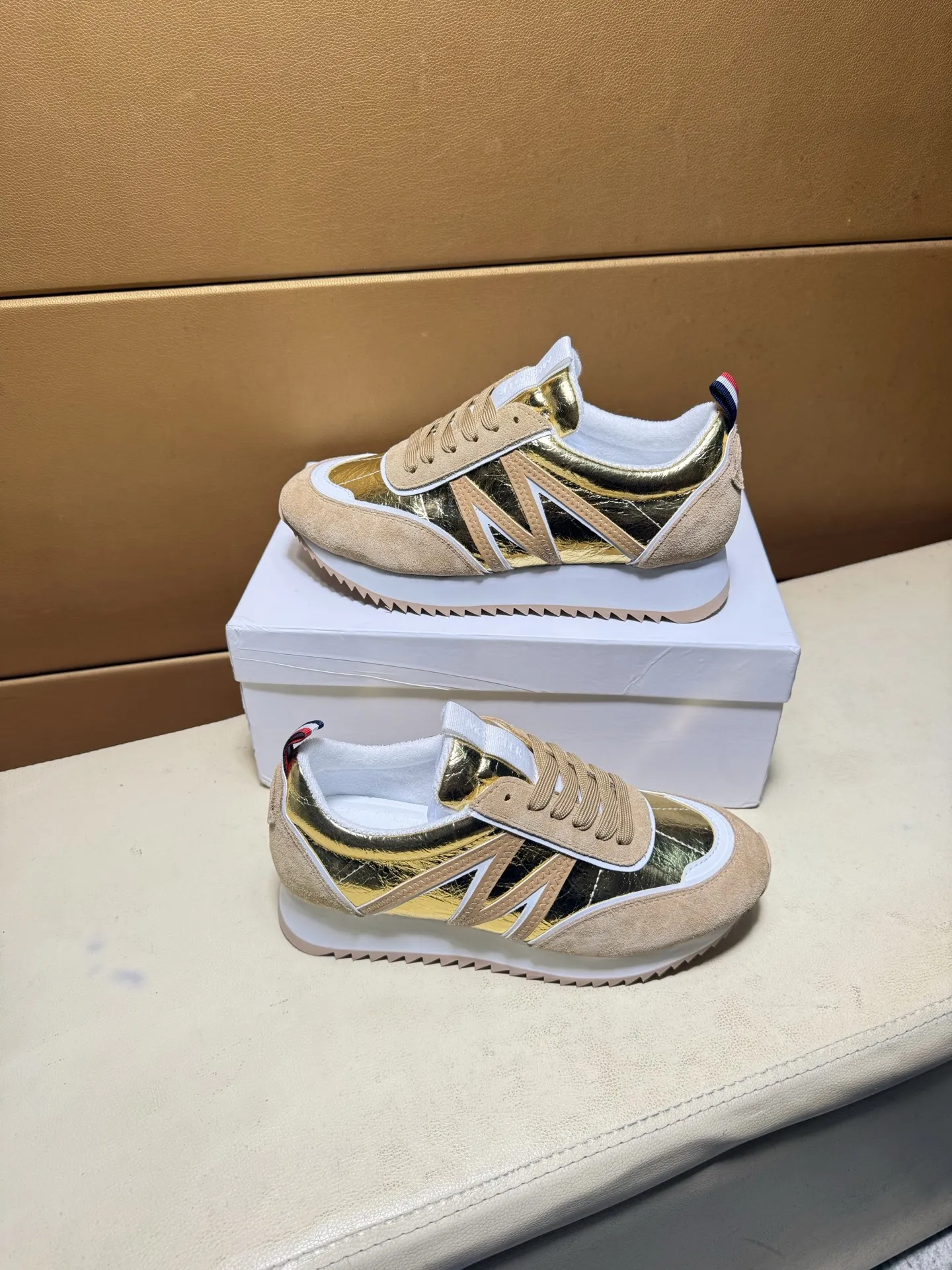 pp210💰👑👑.蒙口 原单品质.~ 独特现代风运动鞋。🏃休闲鞋潮男必备款😍😍 意大利进口原版品牌,进口原版皮,羊皮垫脚(拒绝脱色磨脚)鞋底:原厂特供原版底,法国懒人风格设计 ⚠️贴脚 在贴原单品质 超舒服原版底 。就好像实物拍摄🎬实物更赞 ,高品质板鞋,男鞋码数:36-46