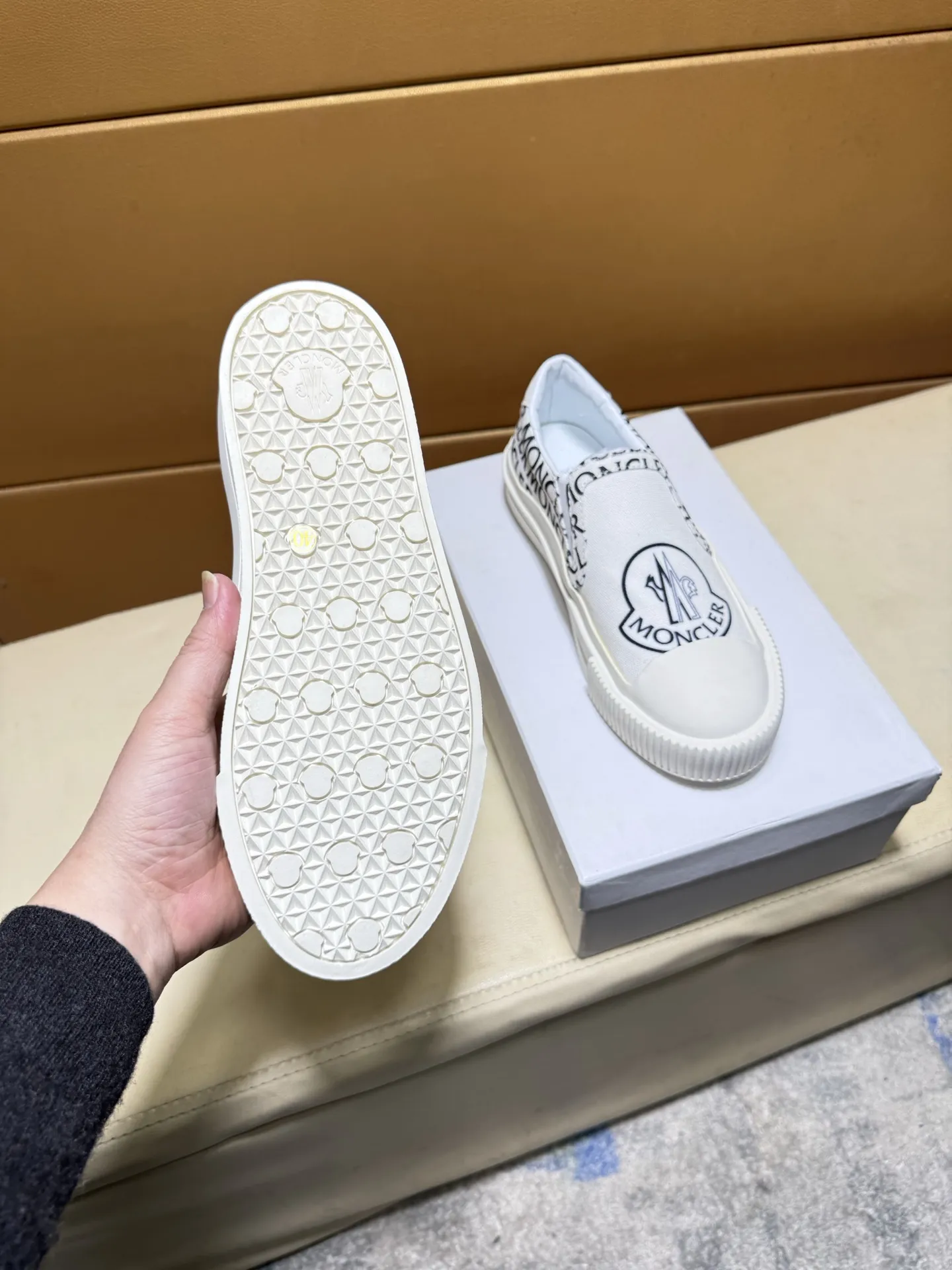 pp210💰👑👑蒙口 原单品质.~ 独特现代风运动鞋。🏃休闲鞋潮男必备款😍😍 意大利进口原版品牌,进口原版皮,羊里(拒绝脱色磨脚)鞋底:原厂特供原版底,法国懒人风格设计 ⚠️贴脚 在贴原单品质 超舒服原版底 。就好像实物拍摄🎬实物更赞 ,高品质板鞋 男鞋码数:38-46