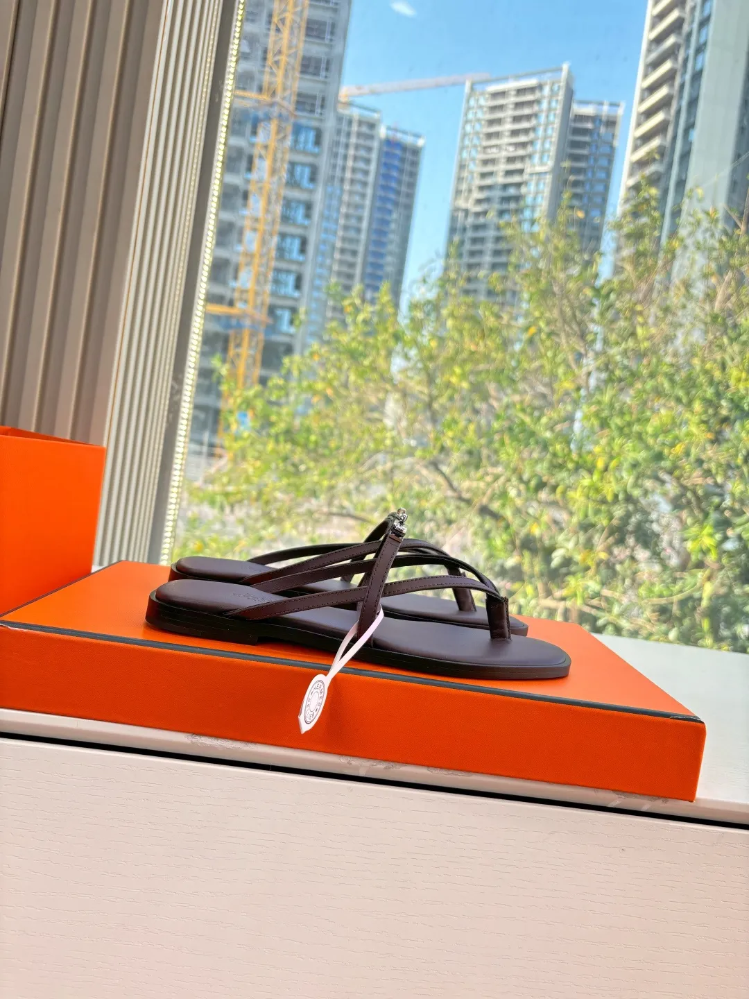 出厂价290💰G203所见即所得HERMES爱马仕男士拖鞋凉鞋 2026最新款人字扣夹脚二舅拖鞋真皮注塑鞋底经典款踩云脚感，光脚或者搭配个袜子穿，都时髦的不行哦超可爱 夏天真的太需要百搭拖鞋了，怎么搭配都好看，随意且高级的感觉舒适度也很棒，搭配各种彩色袜子，潮爆了 超好看百搭🔥 鞋面：进口牛皮 内里：牛皮 大底：真皮中底组合鞋底 码数：35～41(40.41定制不退不换)