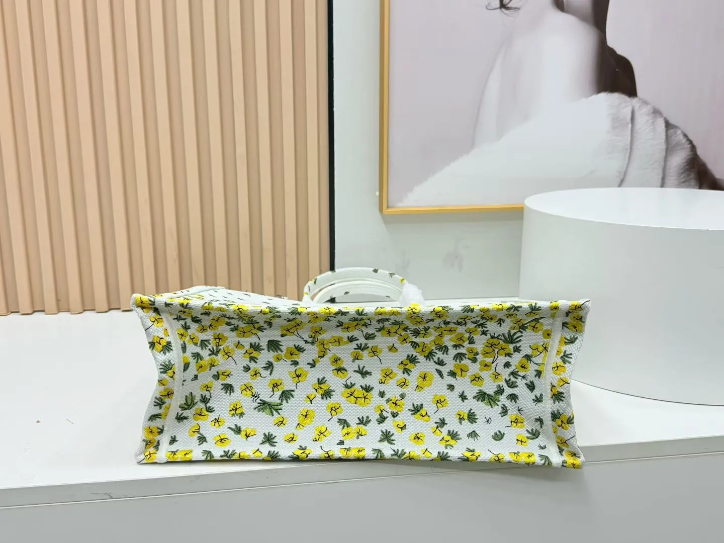 迪奥JWA首季新包细节!经典包款的现代气息 在Jonathan Anderson上任后的首场迪奥Dior男装大秀中,除了极具个人风格的剪裁与造型,那些焕然一新的包袋设计,也成为秀场不容忽视的焦点。 从经典Book Tote的新面貌,到带有复古质感的斜挎包、手拿包,每一款都融合了迪奥的高雅基因与Jonathan Anderson独有的创意视角。 中号:36*27*16cm 型号:8834