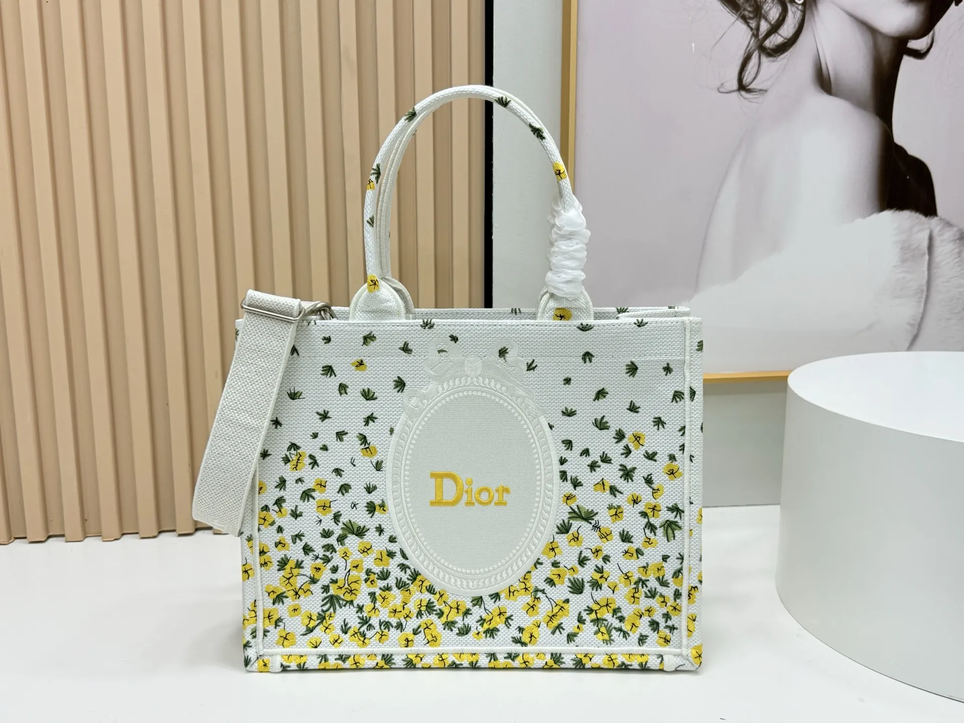 迪奥JWA首季新包细节!经典包款的现代气息 在Jonathan Anderson上任后的首场迪奥Dior男装大秀中,除了极具个人风格的剪裁与造型,那些焕然一新的包袋设计,也成为秀场不容忽视的焦点。 从经典Book Tote的新面貌,到带有复古质感的斜挎包、手拿包,每一款都融合了迪奥的高雅基因与Jonathan Anderson独有的创意视角。 中号:36*27*16cm 型号:8834