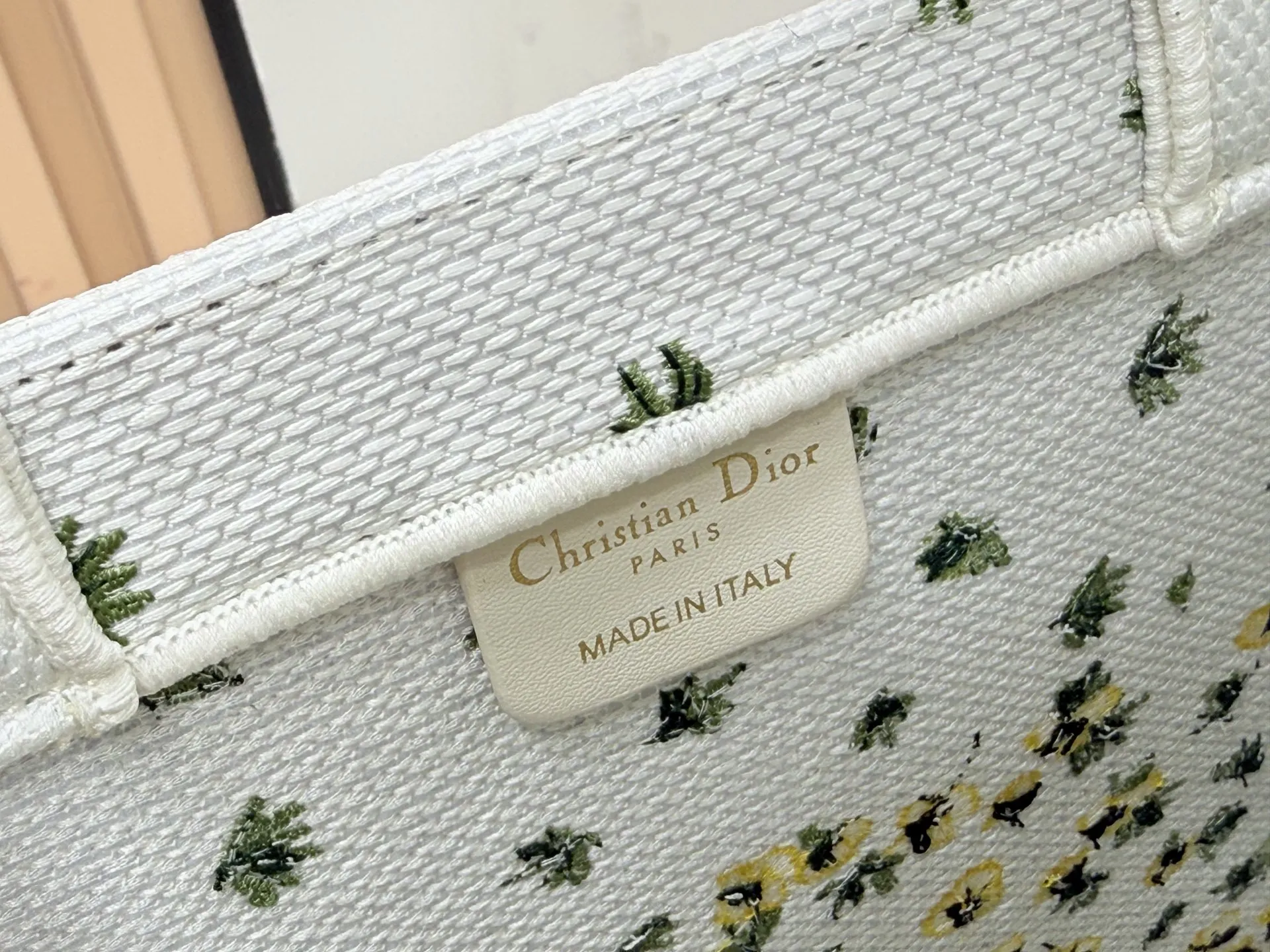 迪奥JWA首季新包细节!经典包款的现代气息 在Jonathan Anderson上任后的首场迪奥Dior男装大秀中,除了极具个人风格的剪裁与造型,那些焕然一新的包袋设计,也成为秀场不容忽视的焦点。 从经典Book Tote的新面貌,到带有复古质感的斜挎包、手拿包,每一款都融合了迪奥的高雅基因与Jonathan Anderson独有的创意视角。 中号:36*27*16cm 型号:8834