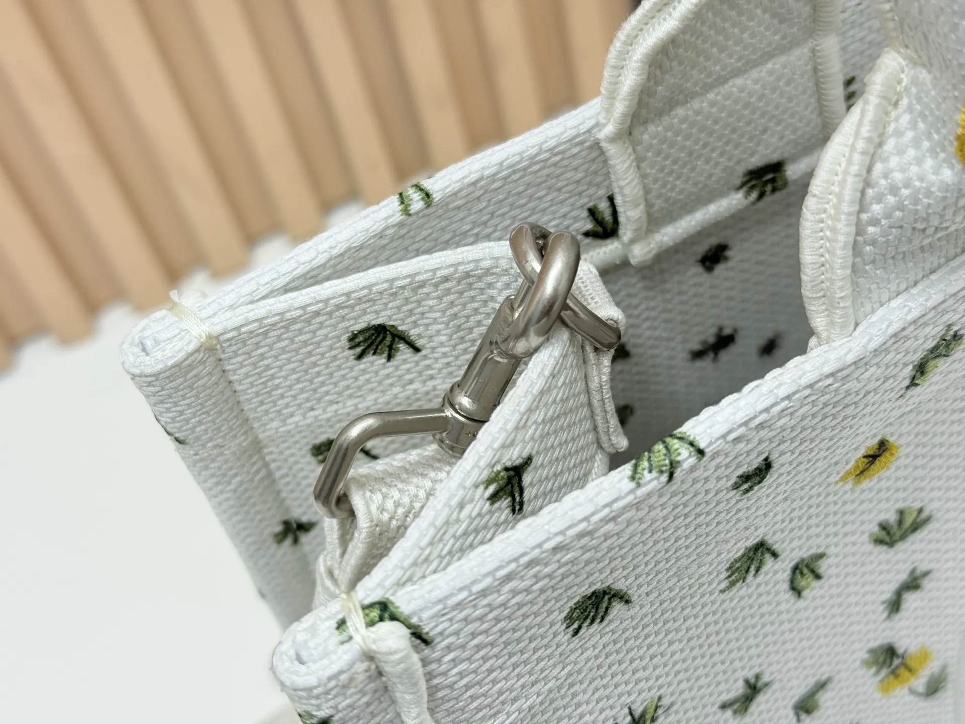 迪奥JWA首季新包细节！经典包款的现代气息 在Jonathan Anderson上任后的首场迪奥Dior男装大秀中，除了极具个人风格的剪裁与造型，那些焕然一新的包袋设计，也成为秀场不容忽视的焦点。 从经典Book Tote的新面貌，到带有复古质感的斜挎包、手拿包，每一款都融合了迪奥的高雅基因与Jonathan Anderson独有的创意视角。 中号：36*27*16cm 型号：8834